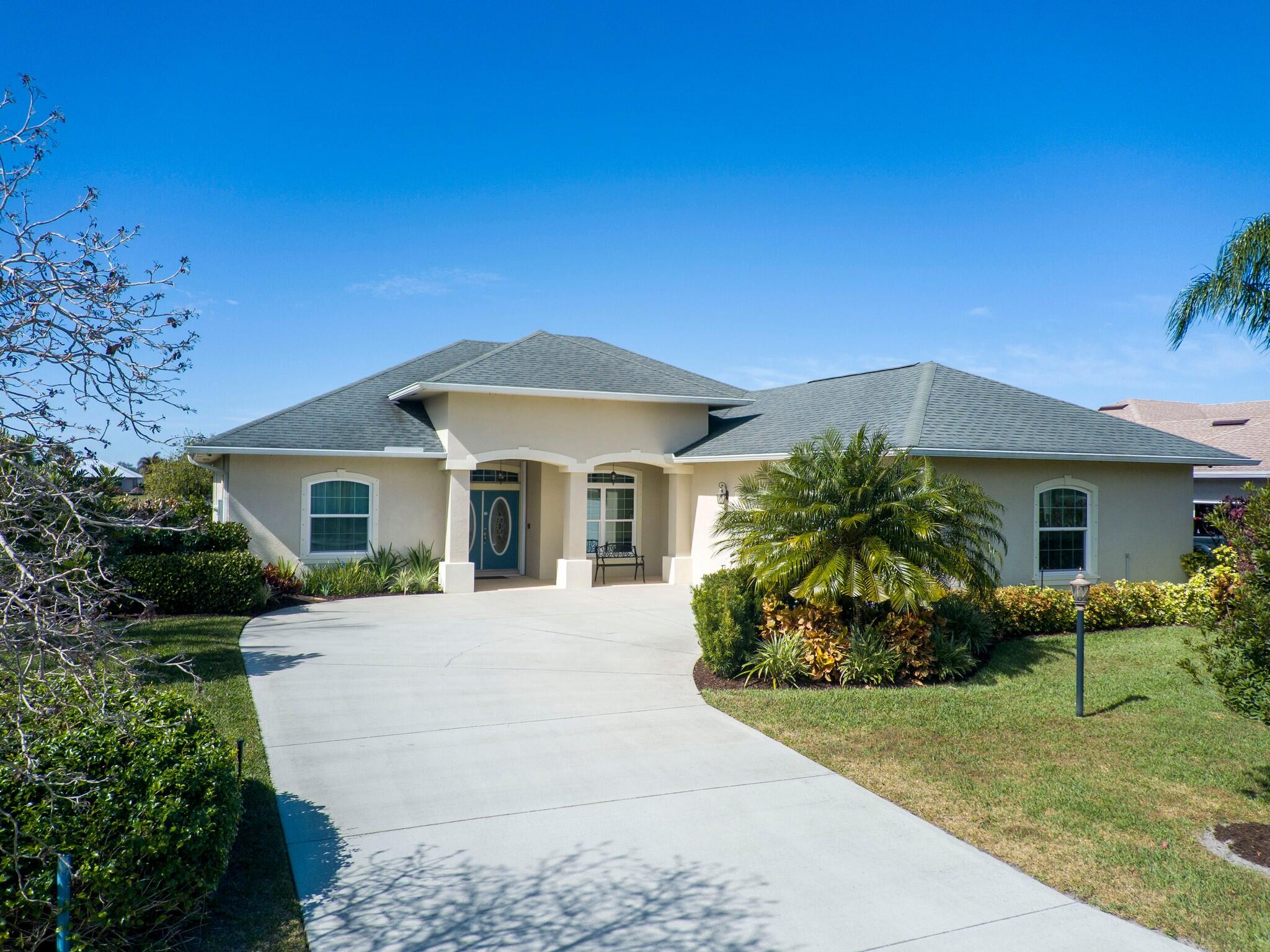 Foto de propiedad en 907 Yearling Trail, Sebastian, FL 32958 Sebastian con MLS# 