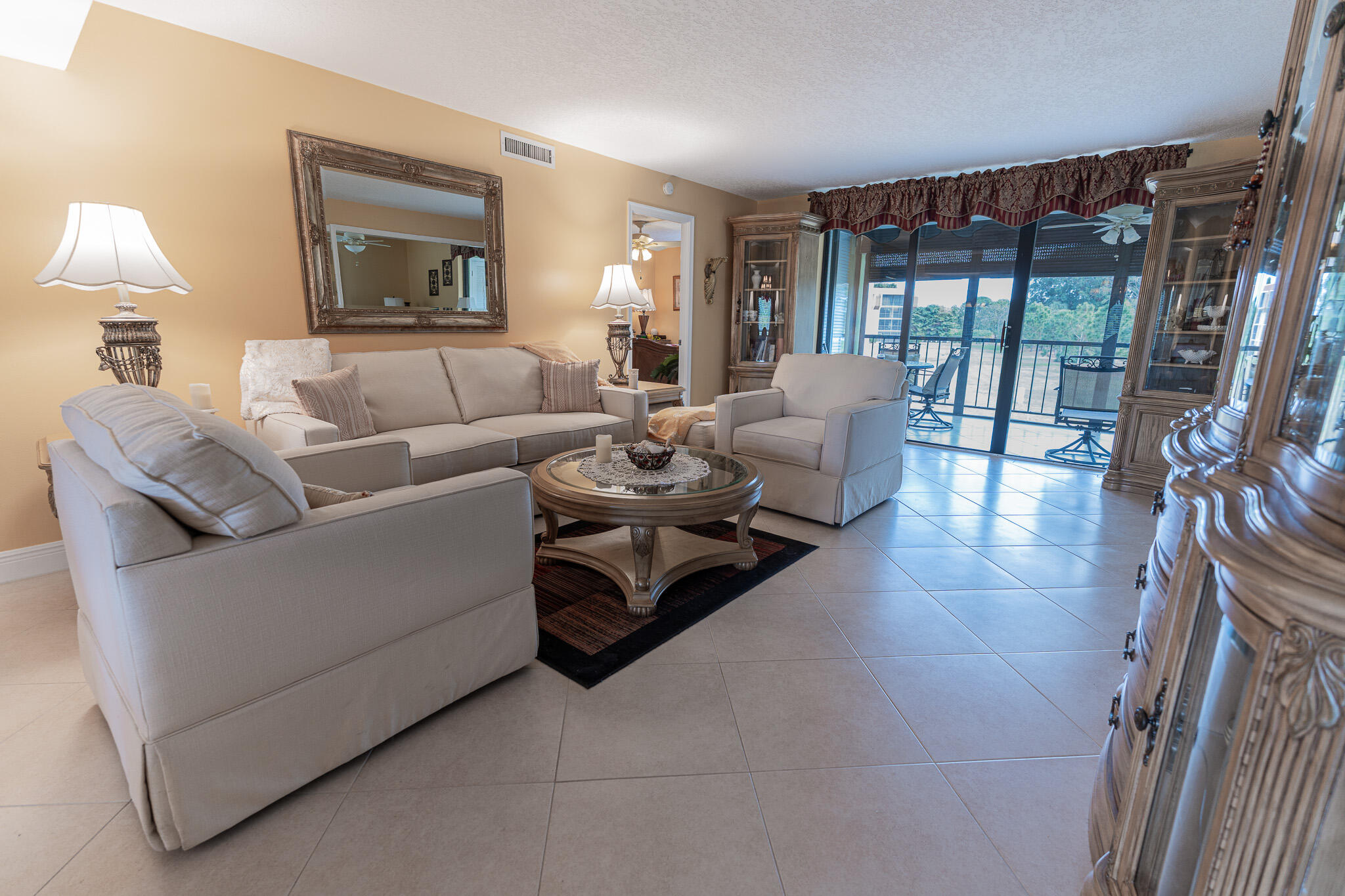 Foto de propiedad en 5390 Woodland Lakes Drive 201, Palm Beach Gardens, FL 33418 Palm Beach Gardens con MLS# 