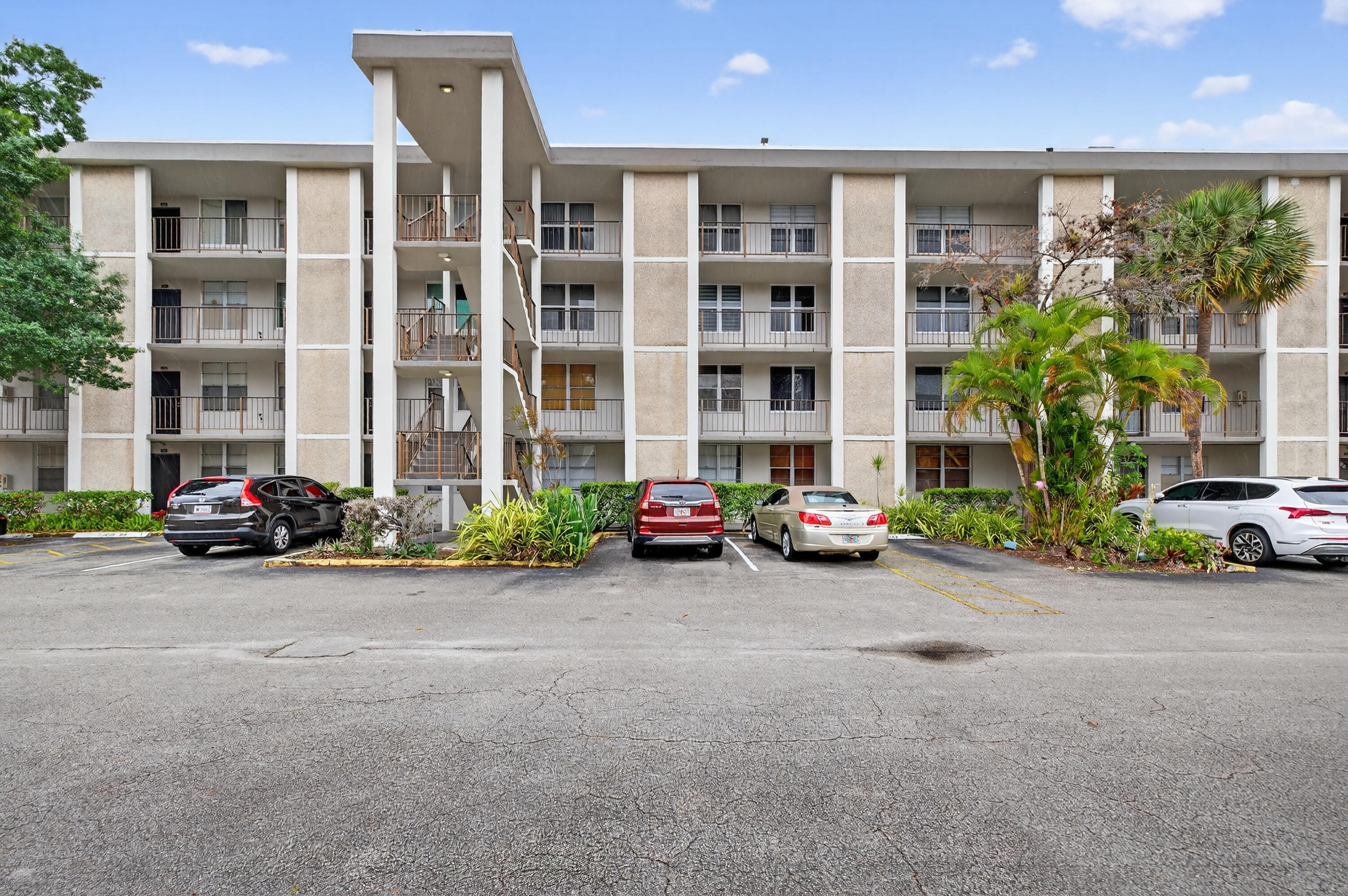 Foto de propiedad en 4850 NW 29 Court 327, Lauderdale Lakes, FL 33313 Lauderdale Lakes con MLS# 