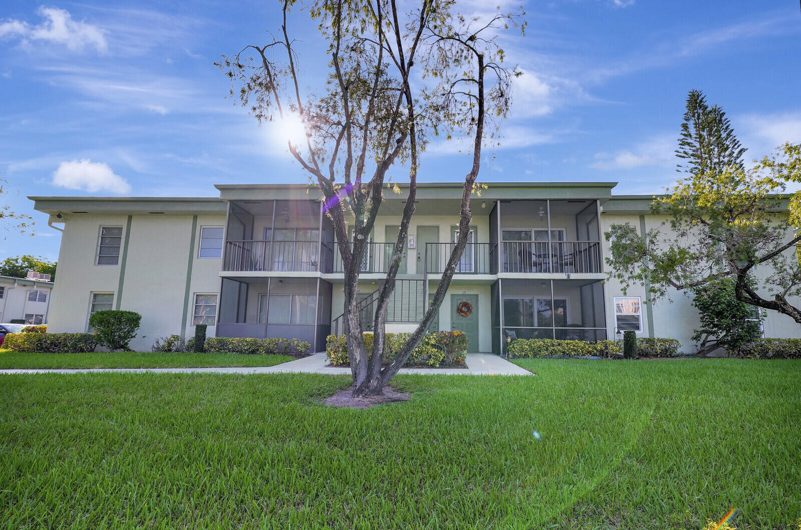 Foto de propiedad en 7547 S Oriole Boulevard 202, Delray Beach, FL 33446 Delray Beach con MLS# 