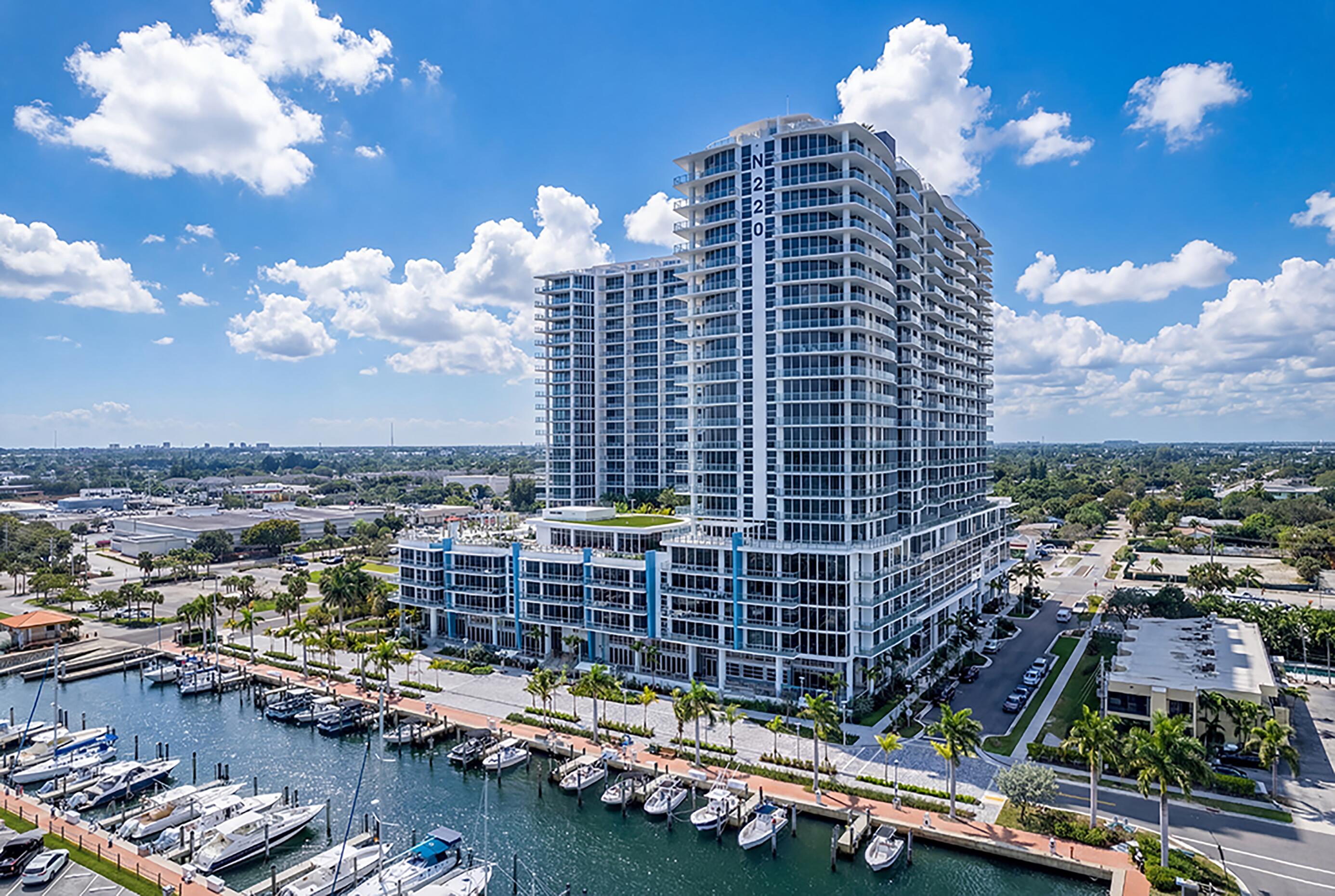 Foto de propiedad en 220 Lake Shore Drive 1011, Lake Park, FL 33403 Lake Park con MLS# 