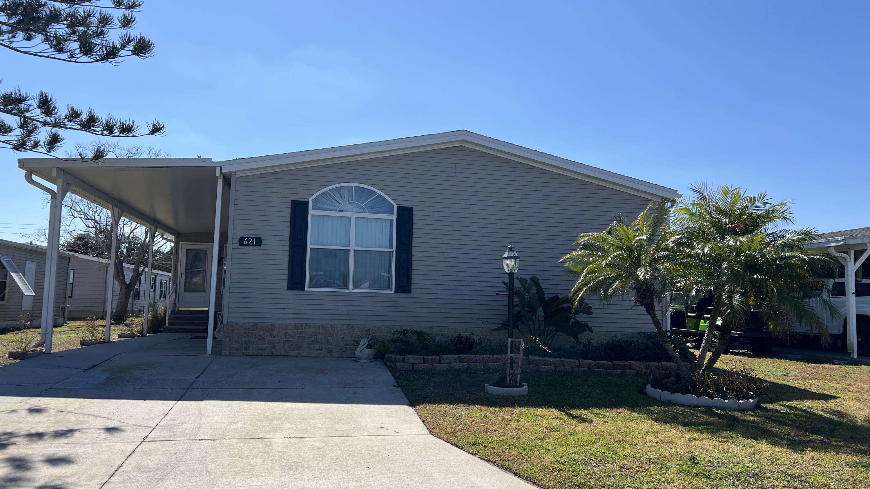 Foto de propiedad en 621 Puffin Drive, Barefoot Bay, FL 32976 Barefoot Bay con MLS# 