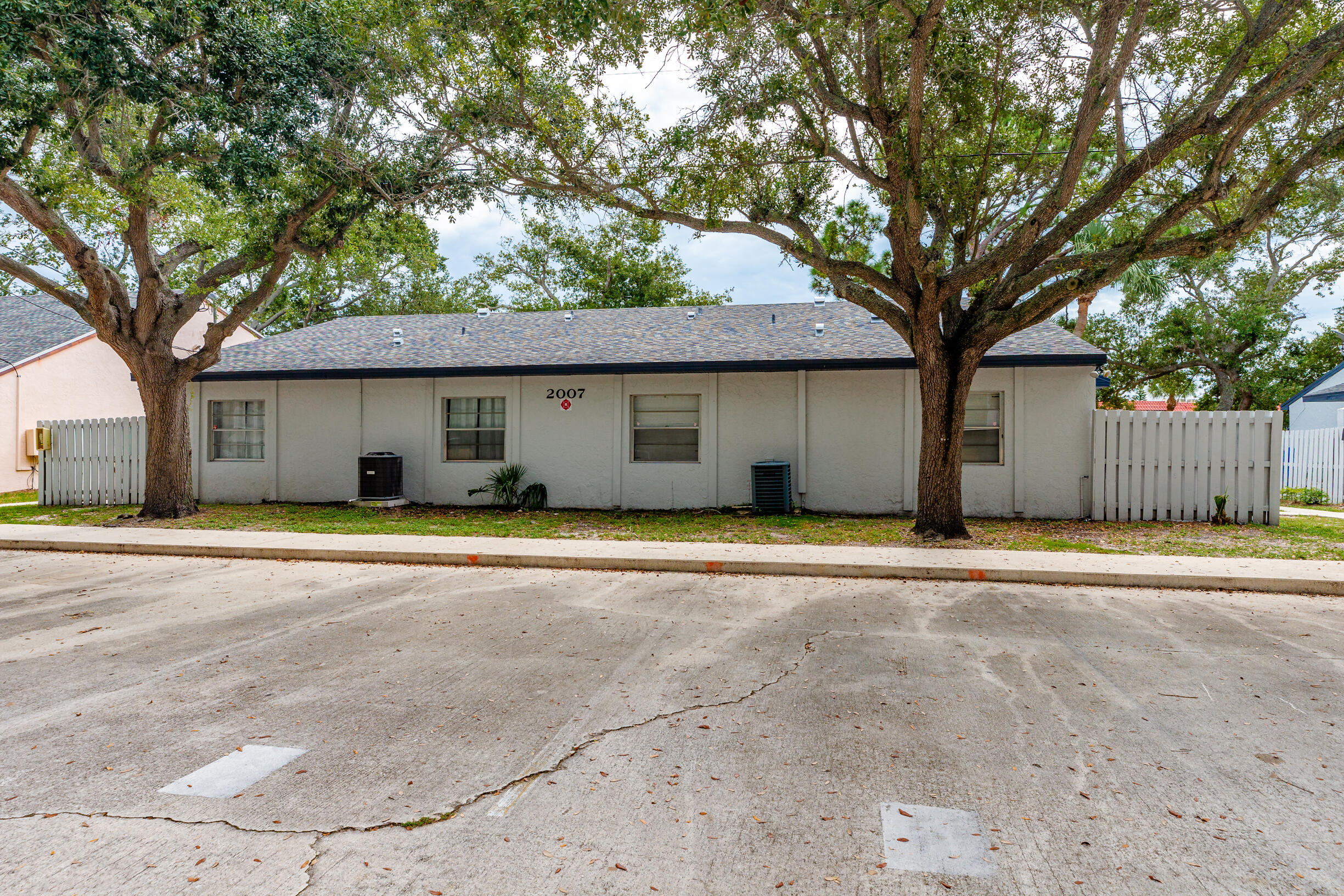 Foto de propiedad en 2007 Oleander Boulevard Apt D, Fort Pierce, FL 34950 Fort Pierce con MLS# 