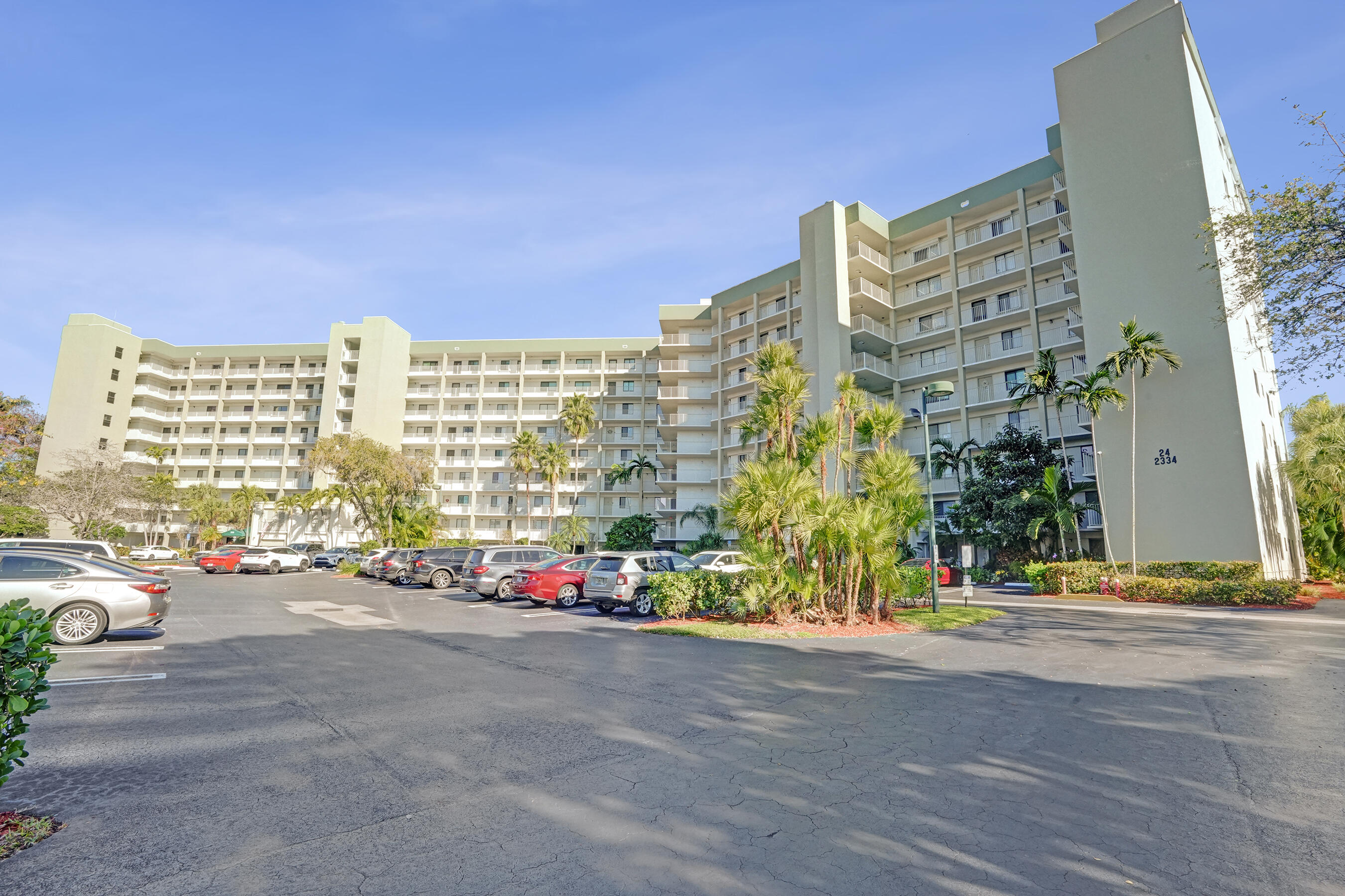 Foto de propiedad en 2334 S Cypress Bend Drive 907, Pompano Beach, FL 33069 Pompano Beach con MLS# 