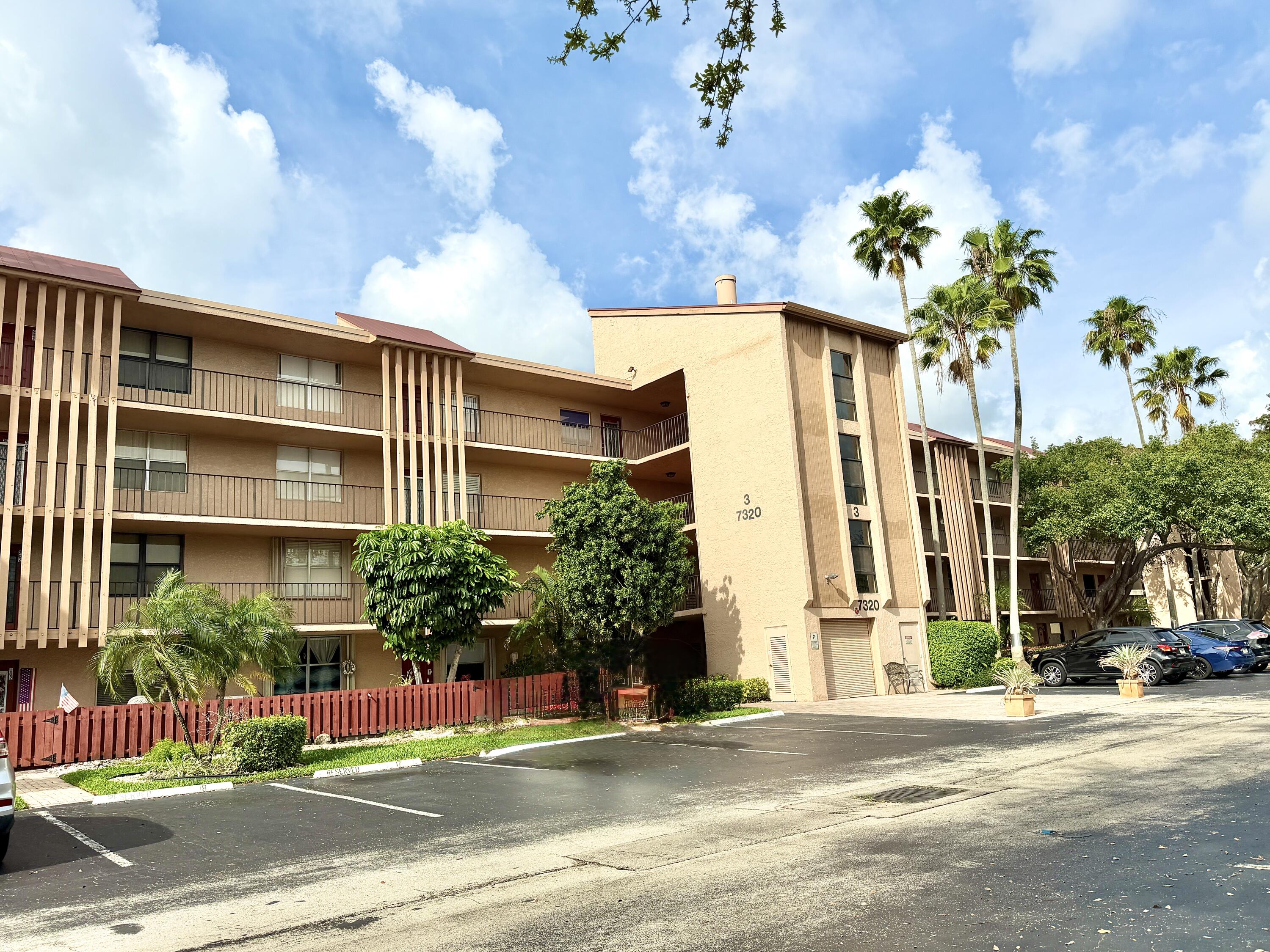 Foto de propiedad en 7320 Lake Cir Drive 204, Margate, FL 33063 Margate con MLS# 