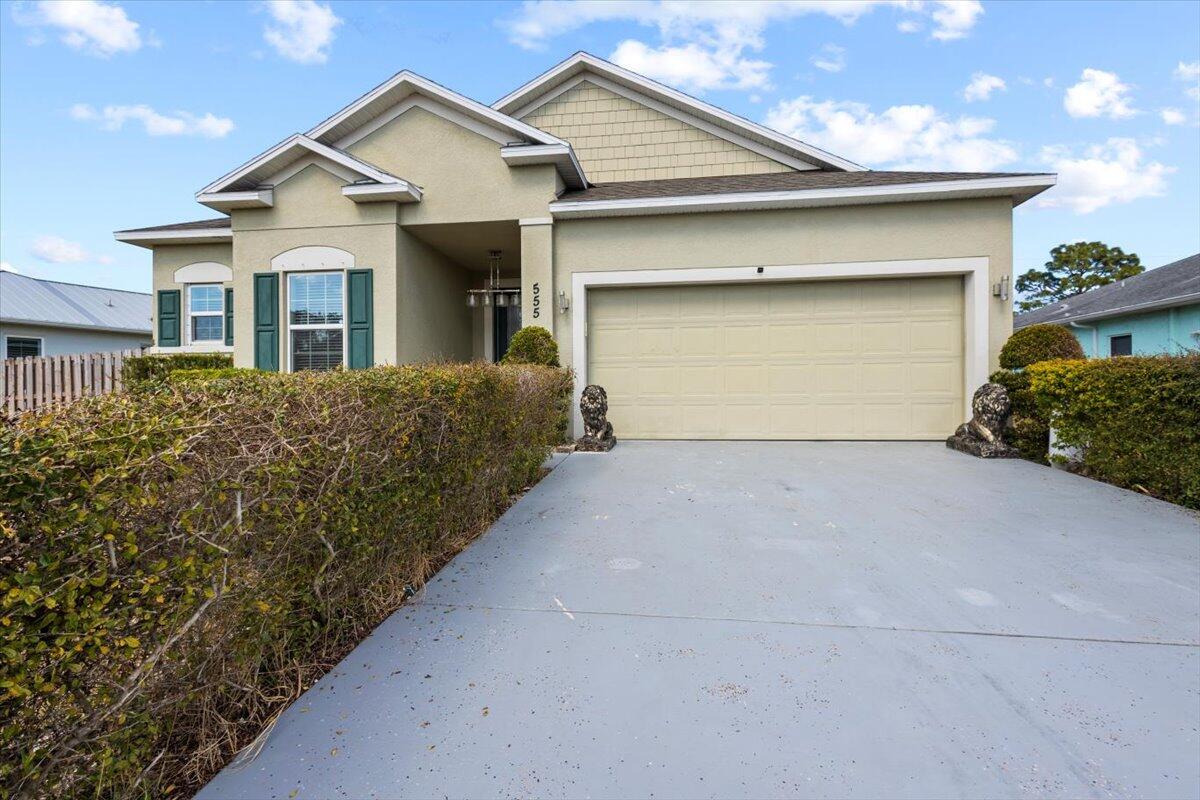 Foto de propiedad en 555 SW Halibut Avenue, Port St. Lucie, FL 34953 Port St. Lucie con MLS# 