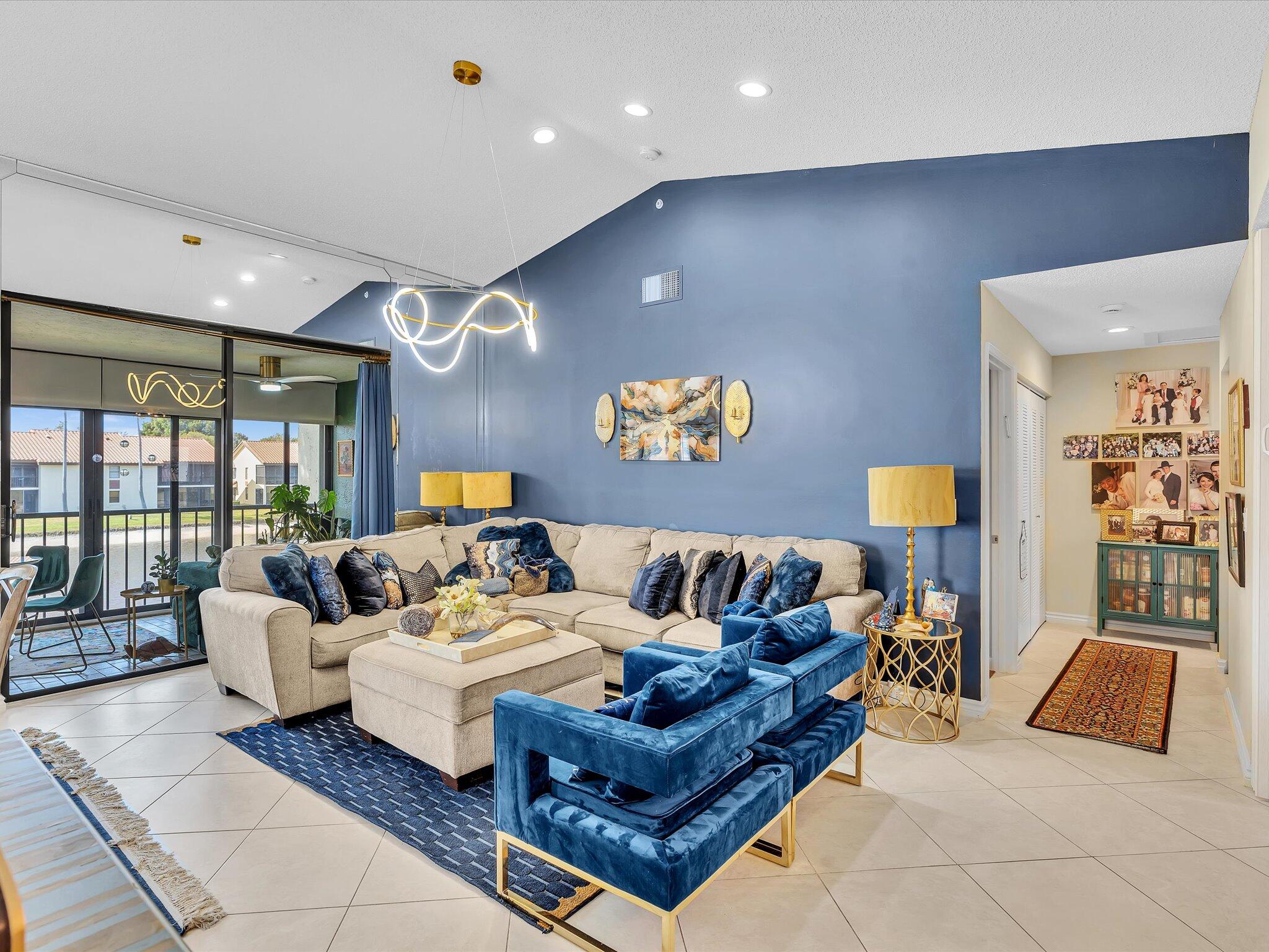 Foto de propiedad en 10215 N Circle Lake Drive 201, Boynton Beach, FL 33437 Boynton Beach con MLS# 