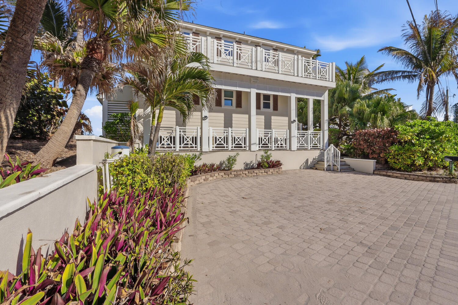 Foto de propiedad en 1031 SE Macarthur Boulevard, Stuart, FL 34996 Stuart con MLS# 