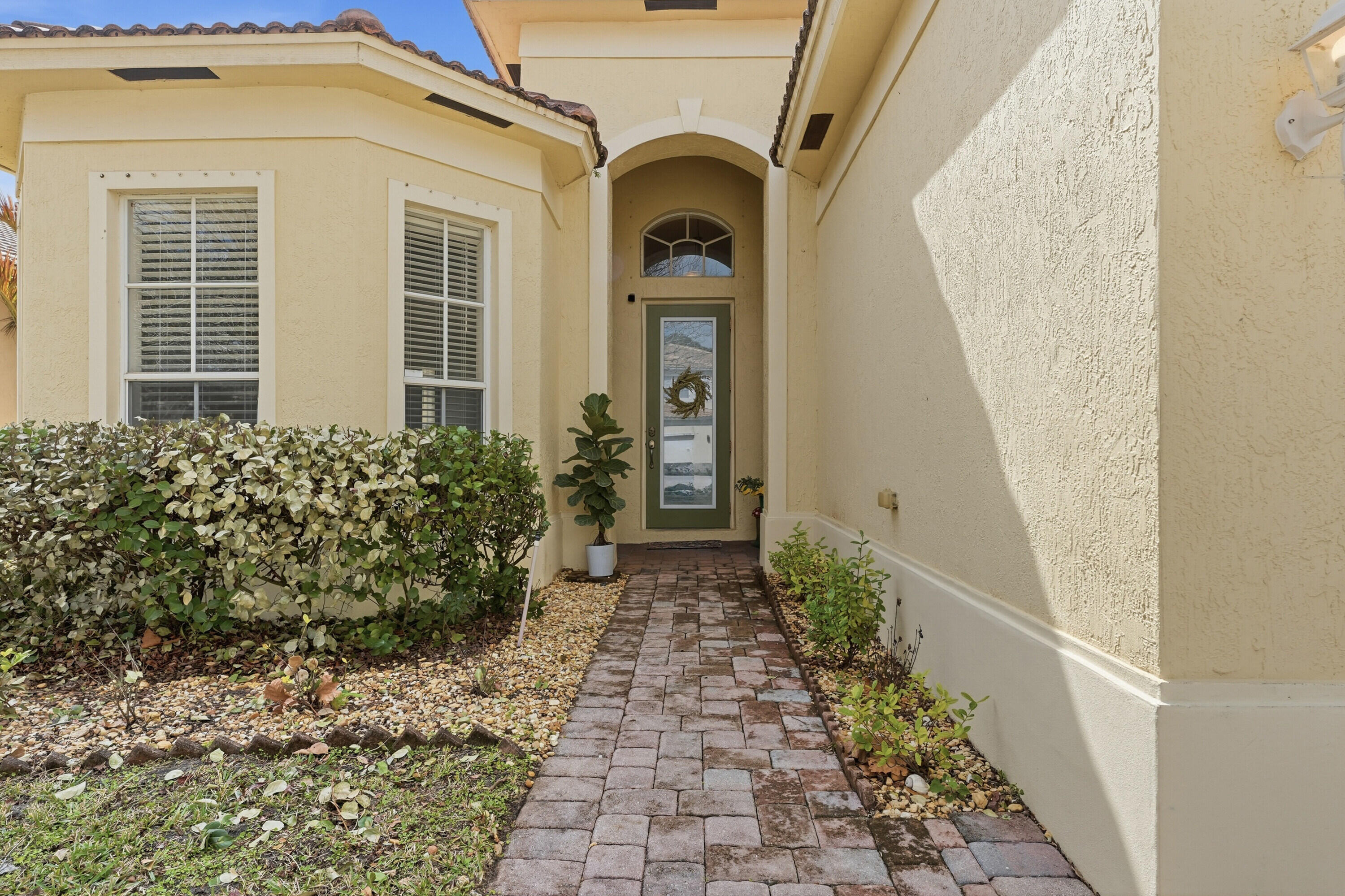 Foto de propiedad en 6117 Spring Lake Terrace, Fort Pierce, FL 34951 Fort Pierce con MLS# 