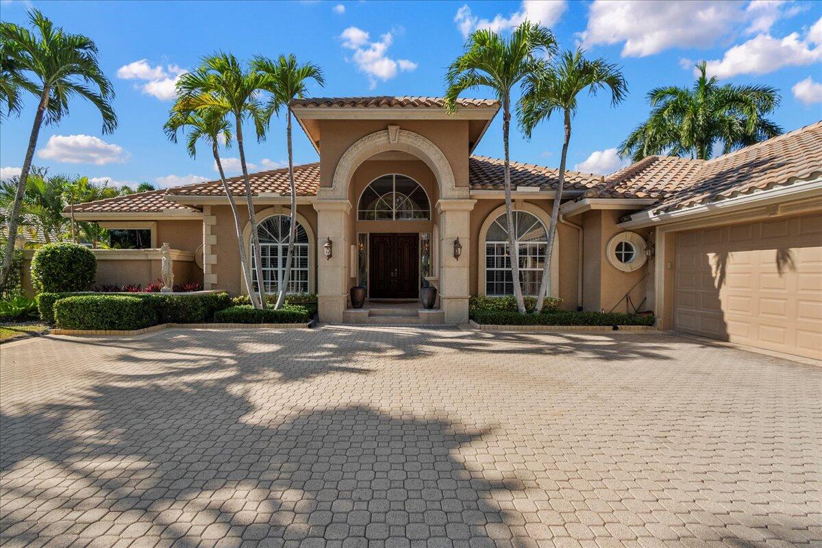 Foto de propiedad en 1338 Breakers West Boulevard, West Palm Beach, FL 33411 West Palm Beach con MLS# 