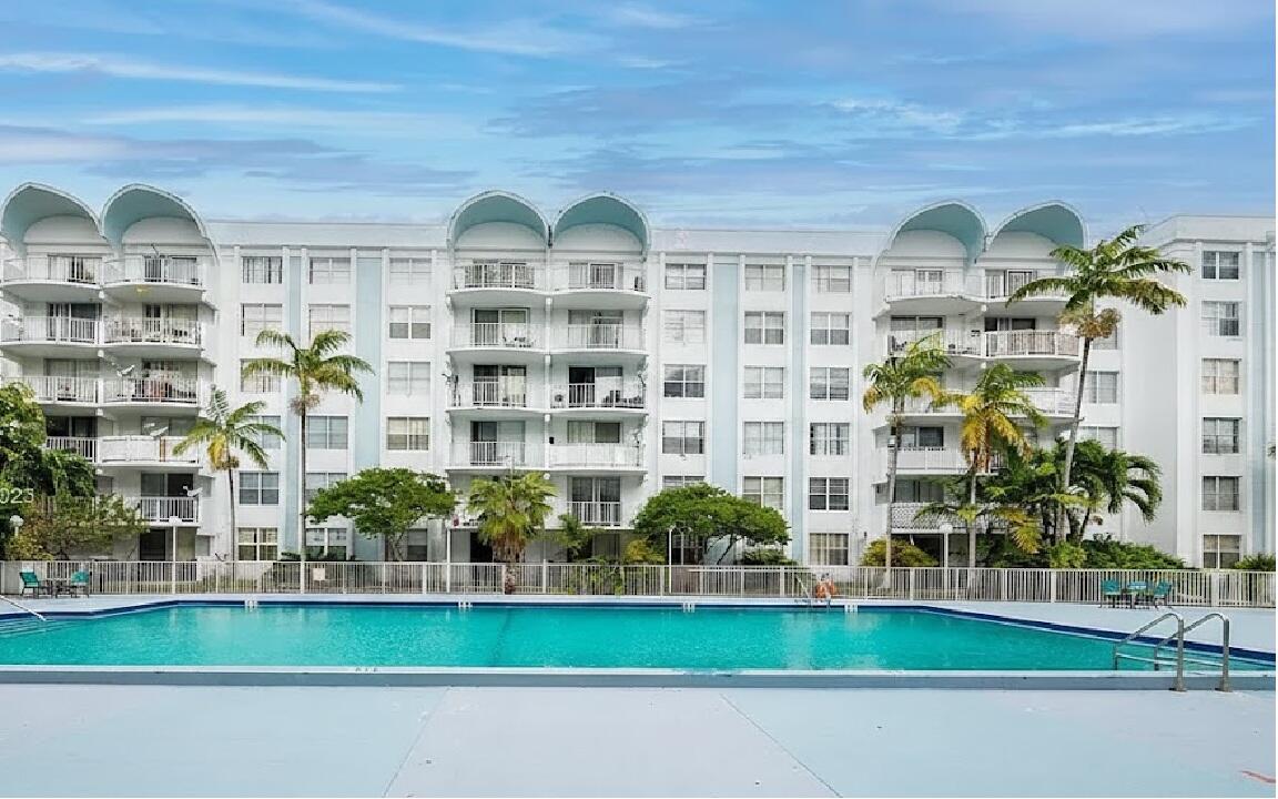 En Venta 484 NW 165th St Road A-211, Miami, FL 33169, Miami, FL 33169