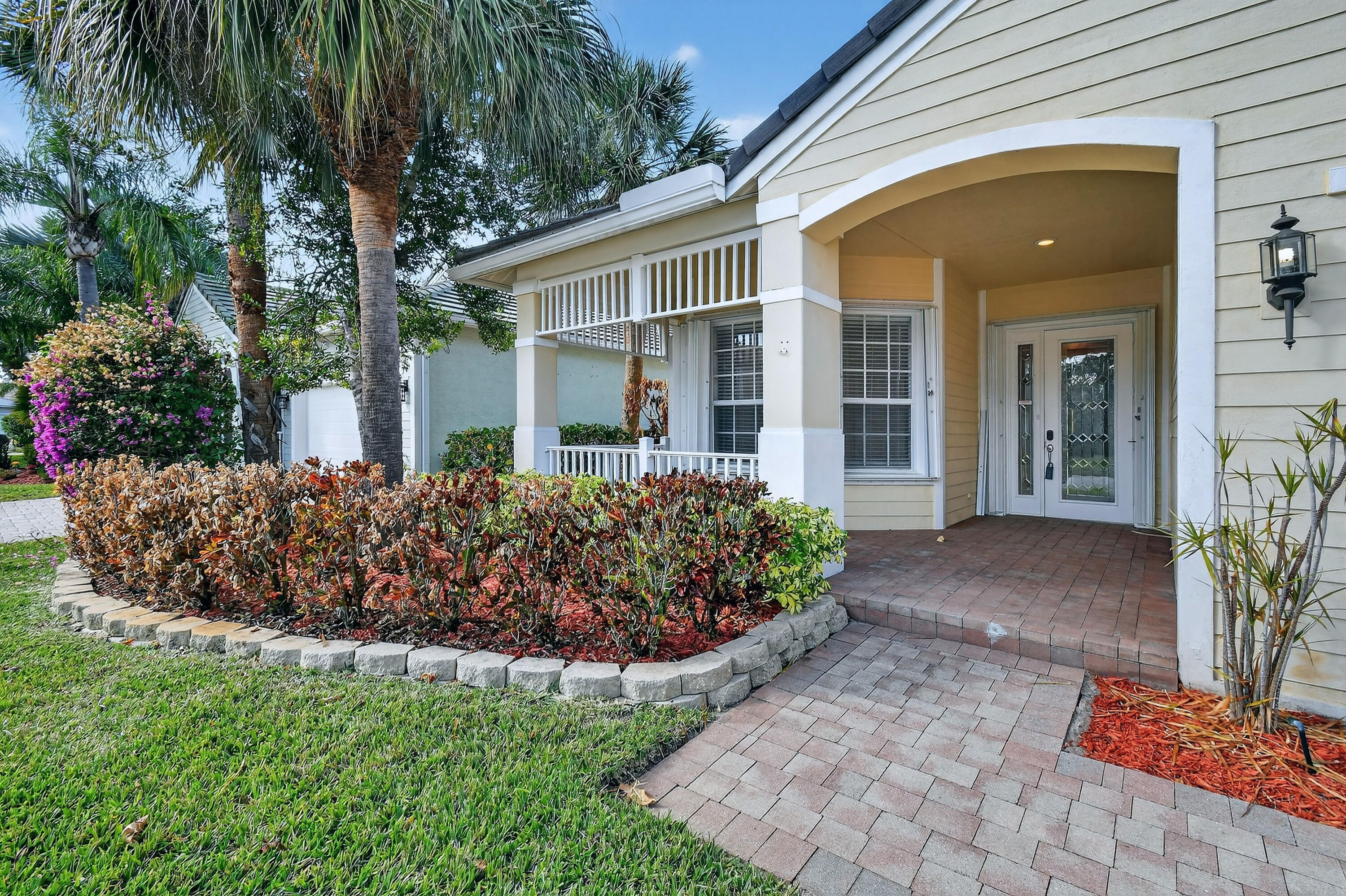 Foto de propiedad en 120 NW Willow Grove Avenue, Port St. Lucie, FL 34986 Port St. Lucie con MLS# 