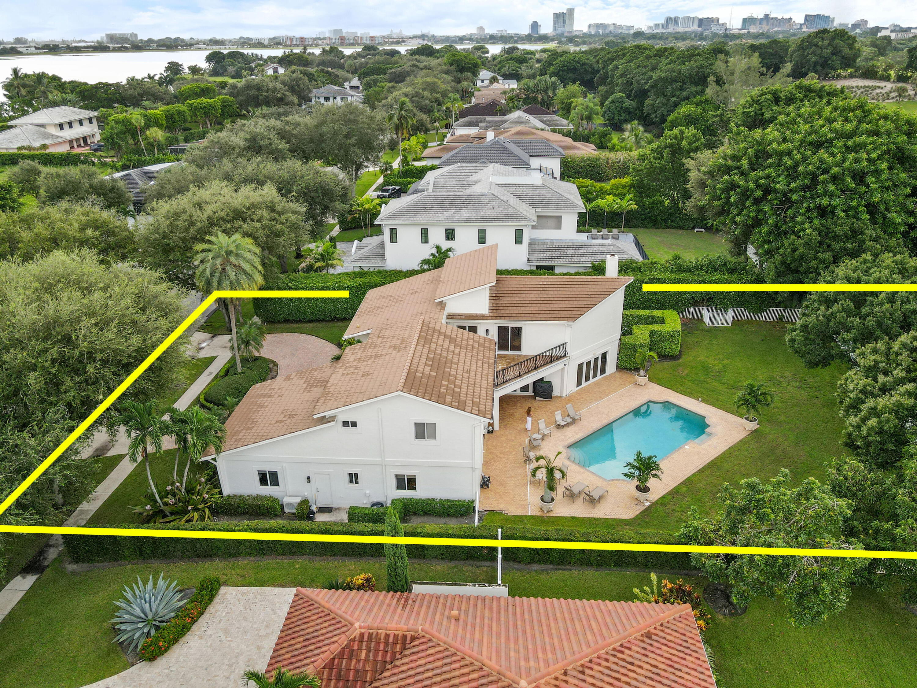 Foto de propiedad en 2801 Embassy Drive, West Palm Beach, FL 33401 West Palm Beach con MLS# 