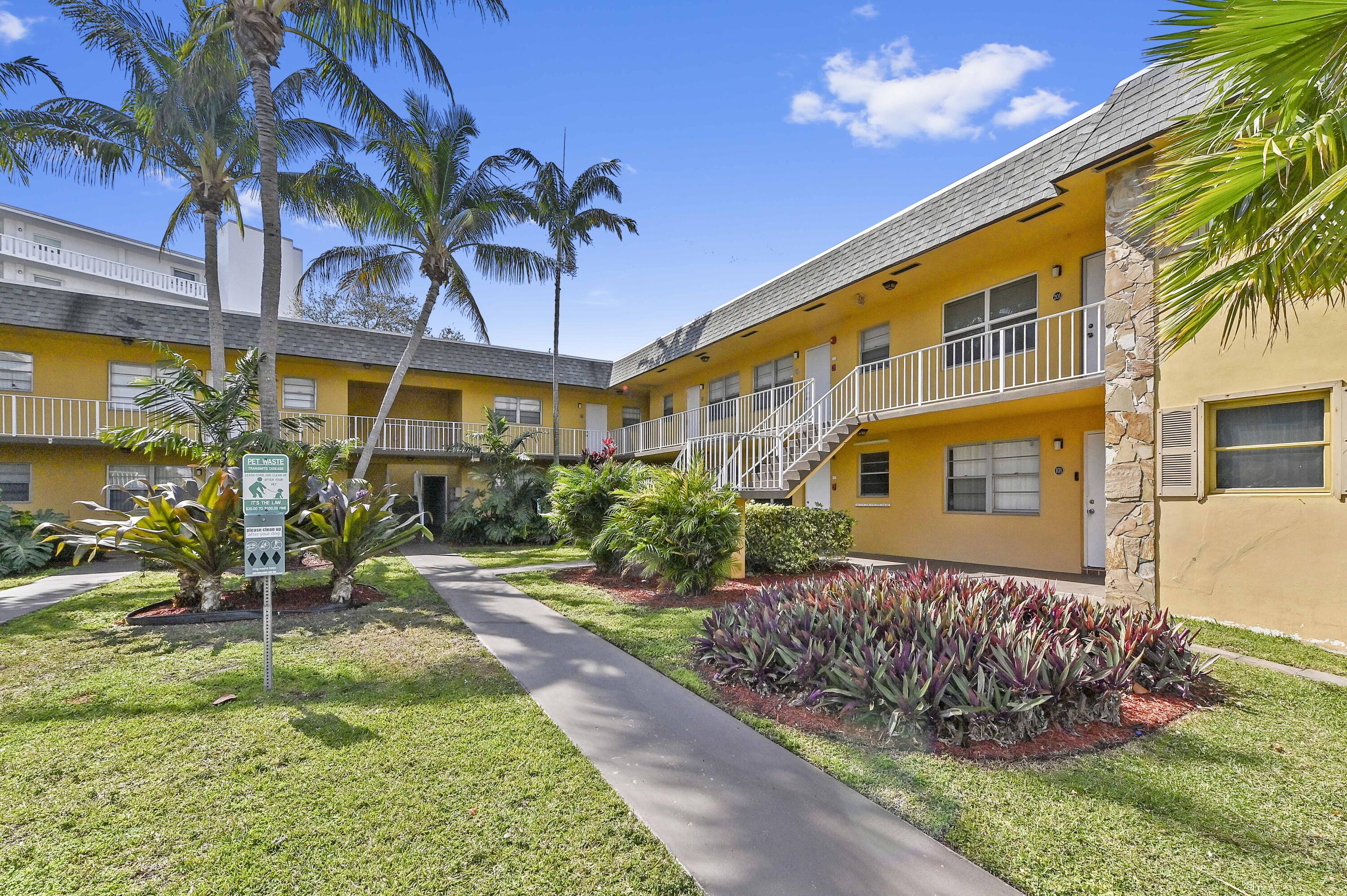 Foto de propiedad en 240 Croton Avenue 102, Lantana, FL 33462 Lantana con MLS# 