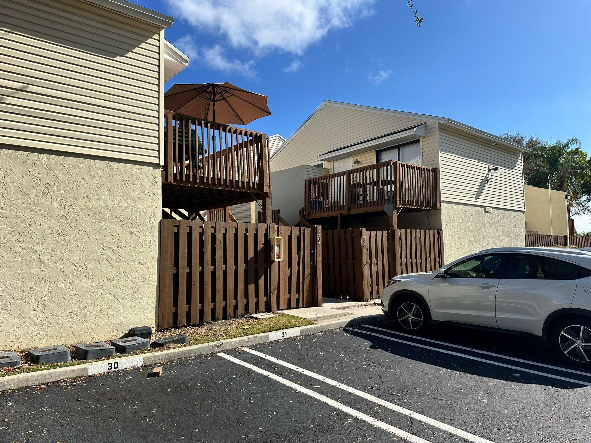 Foto de propiedad en 637 Executive Center Drive N102, West Palm Beach, FL 33401 West Palm Beach con MLS# 