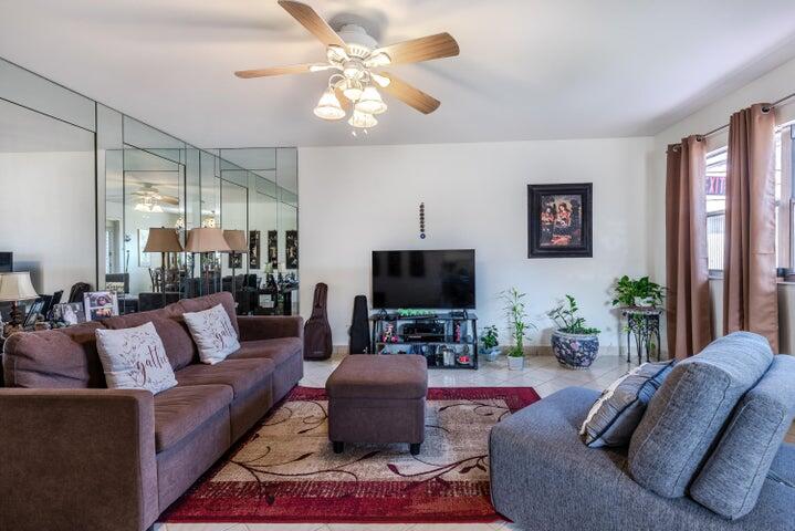 Foto de propiedad en 657 Brittany N, Delray Beach, FL 33446 Delray Beach con MLS# 