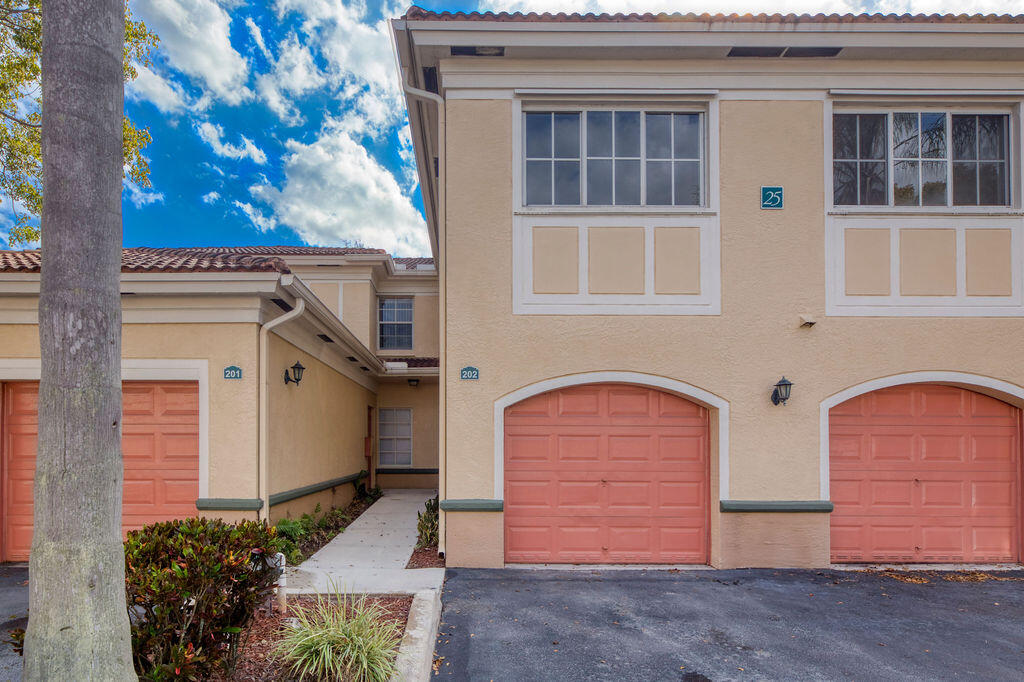 Foto de propiedad en 2400 Centergate Dr 202, Miramar, FL 33025 Miramar con MLS# 