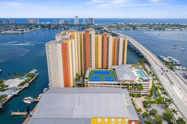Foto de propiedad en 2650 Lake Shore Drive 1004, Riviera Beach, FL 33404 Riviera Beach con MLS# 