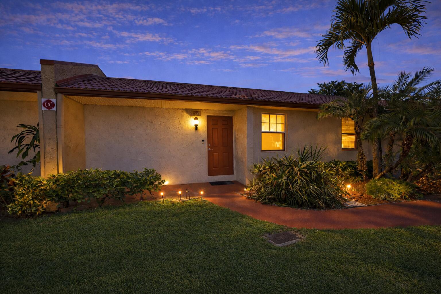 Foto de propiedad en 105 Lake Irene Drive, West Palm Beach, FL 33411 West Palm Beach con MLS# 