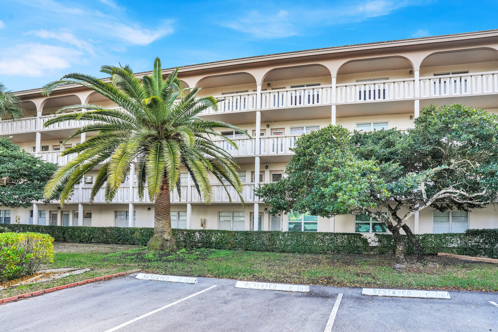 Foto de propiedad en 2102 Lucaya Bend F2, Coconut Creek, FL 33066 Coconut Creek con MLS# 