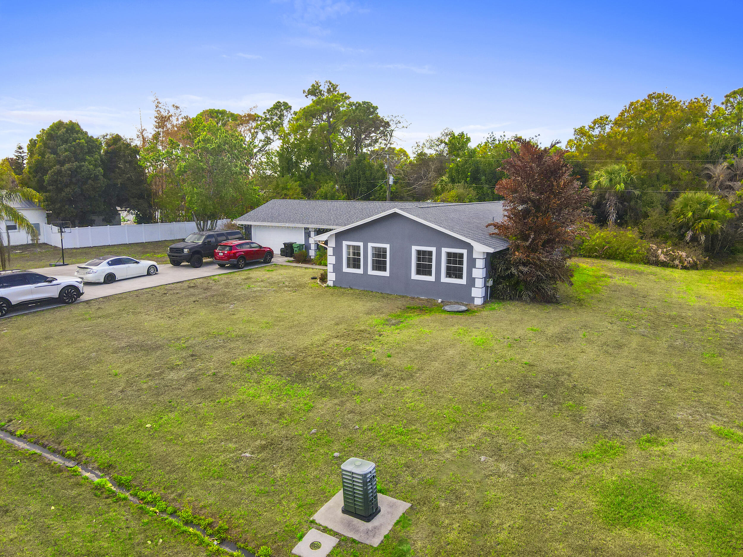 Foto de propiedad en 2118 SE Morningside Boulevard, Port St. Lucie, FL 34952 Port St. Lucie con MLS# 
