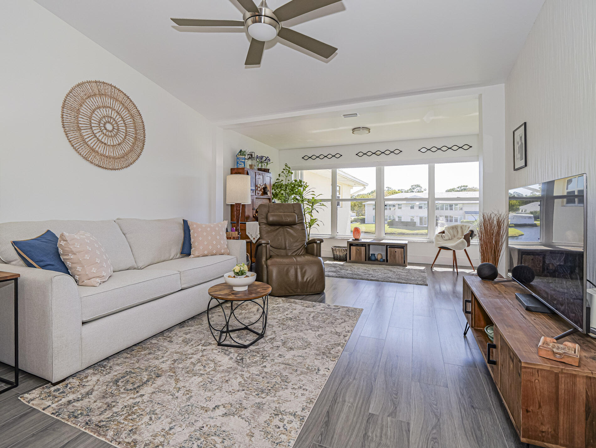 Foto de propiedad en 675 W Lake Jasmine Circle 206, Vero Beach, FL 32962 Vero Beach con MLS# 