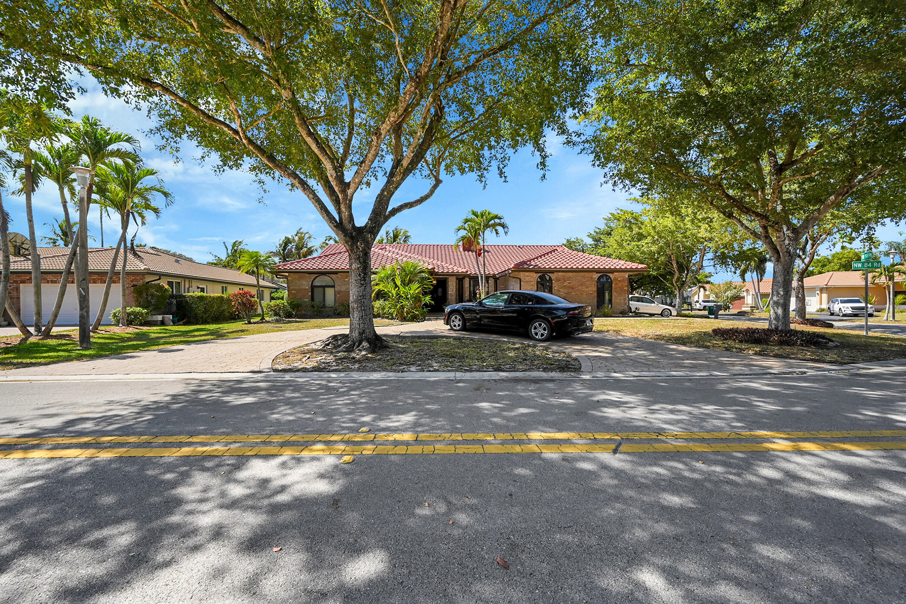Foto de propiedad en 5172 NW 84th Road, Coral Springs, FL 33067 Coral Springs con MLS# 