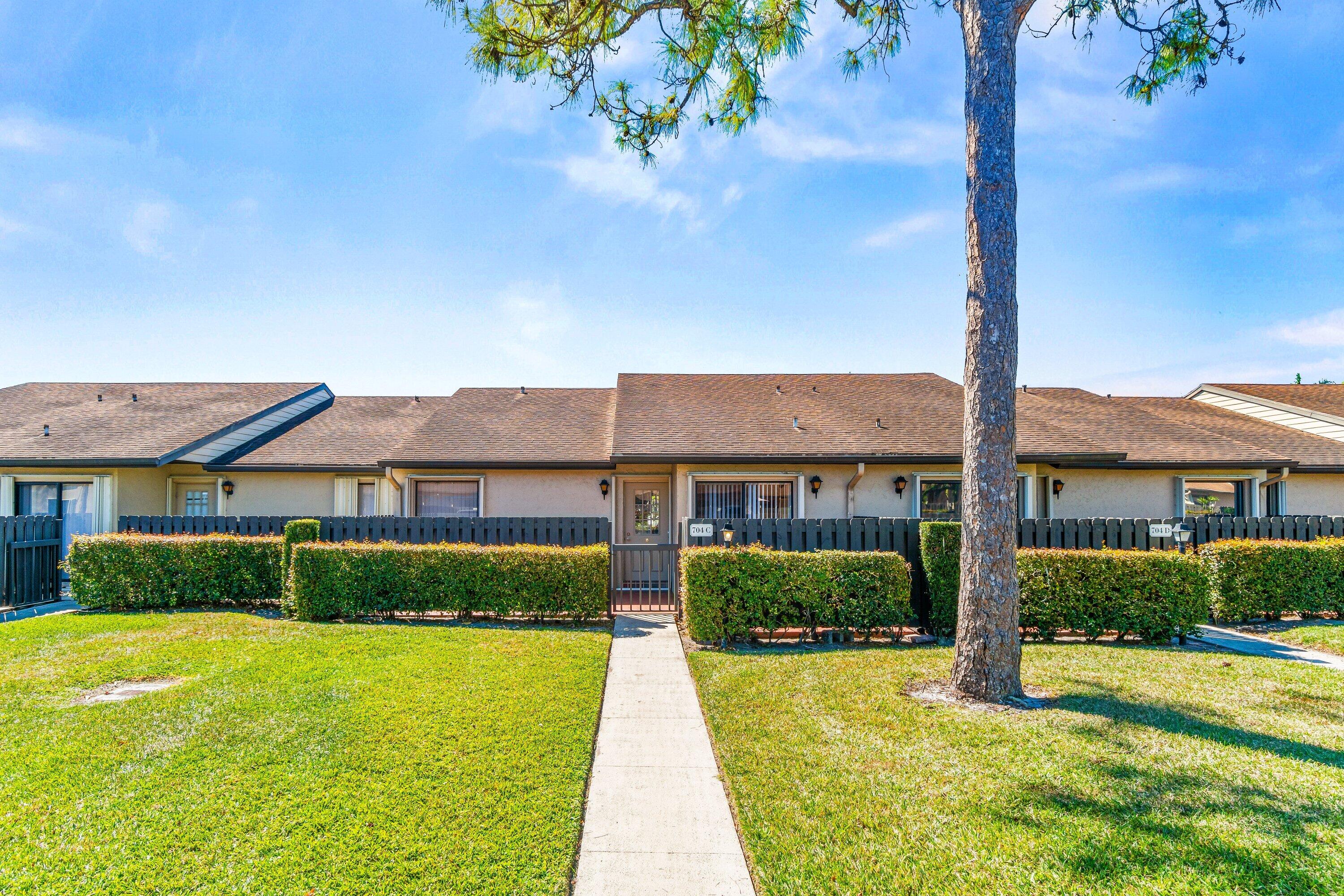 Foto de propiedad en 704 Sunny Pine Way C, Greenacres, FL 33415 Greenacres con MLS# 