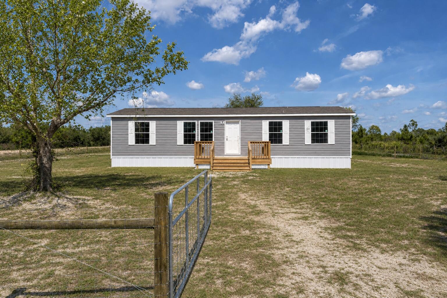 Foto de propiedad en 15983 NW 272nd Street, Okeechobee, FL 34972 Okeechobee con MLS# 