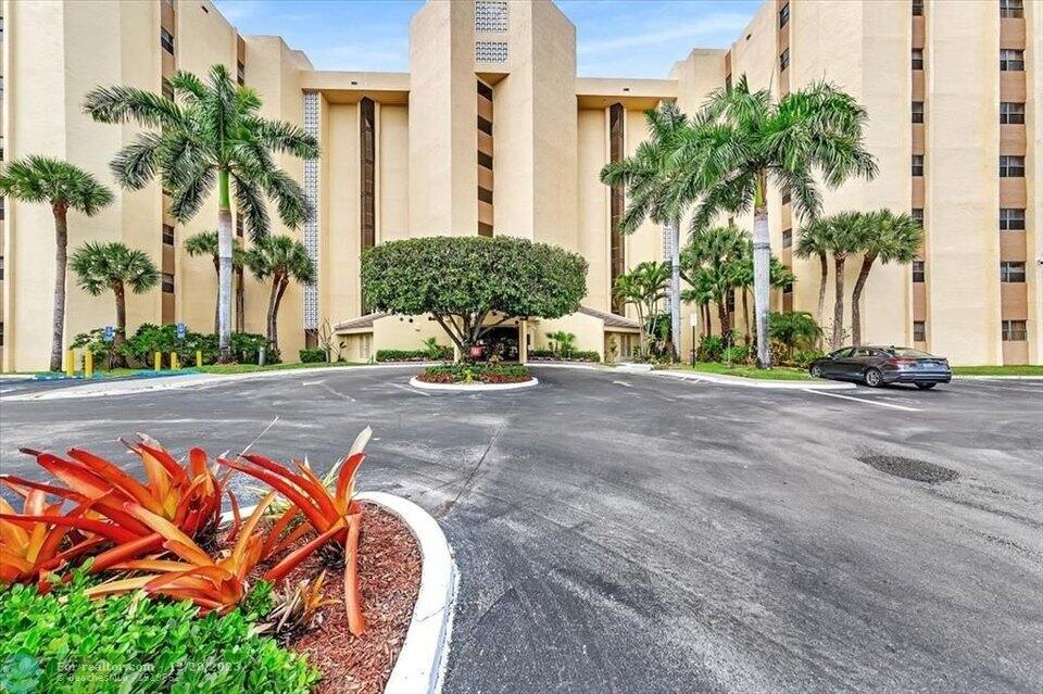 Foto de propiedad en 7400 Radice Court 108, Lauderhill, FL 33319 Lauderhill con MLS# 