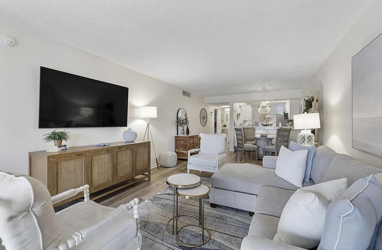 Foto de propiedad en 5722 Coral Lake Drive 210, Margate, FL 33063 Margate con MLS# 