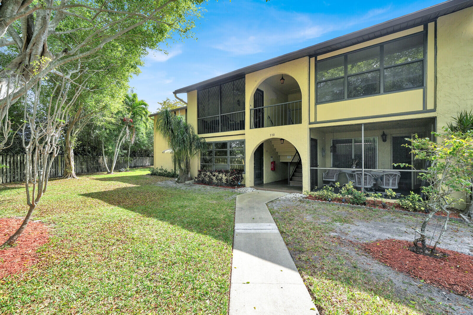 Foto de propiedad en 330 Pine Ridge Circle B-2, Greenacres, FL 33463 Greenacres con MLS# 