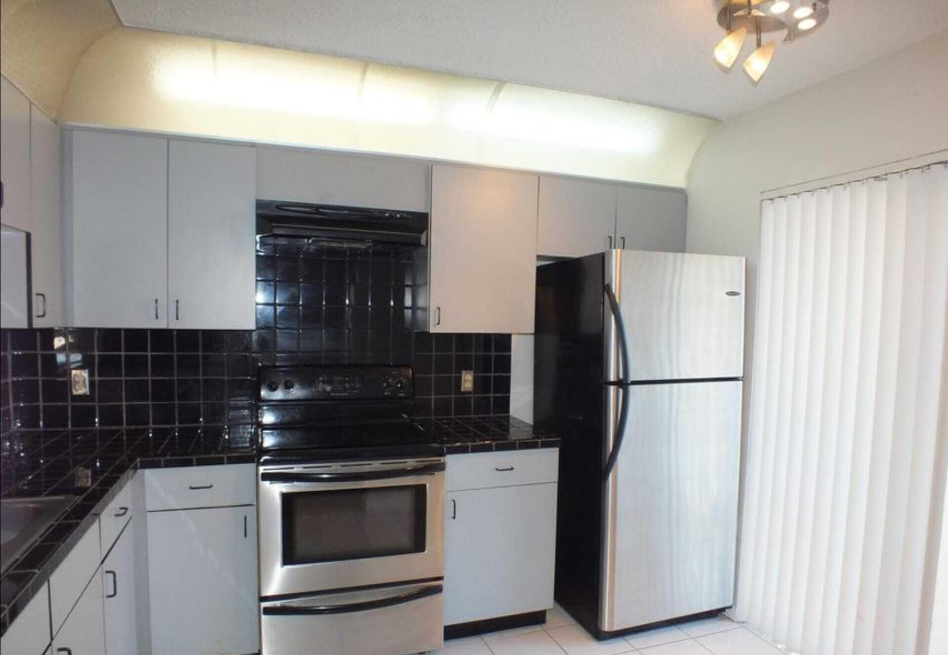 Foto de propiedad en 300 E Club Circle 201, Boca Raton, FL 33487 Boca Raton con MLS# 
