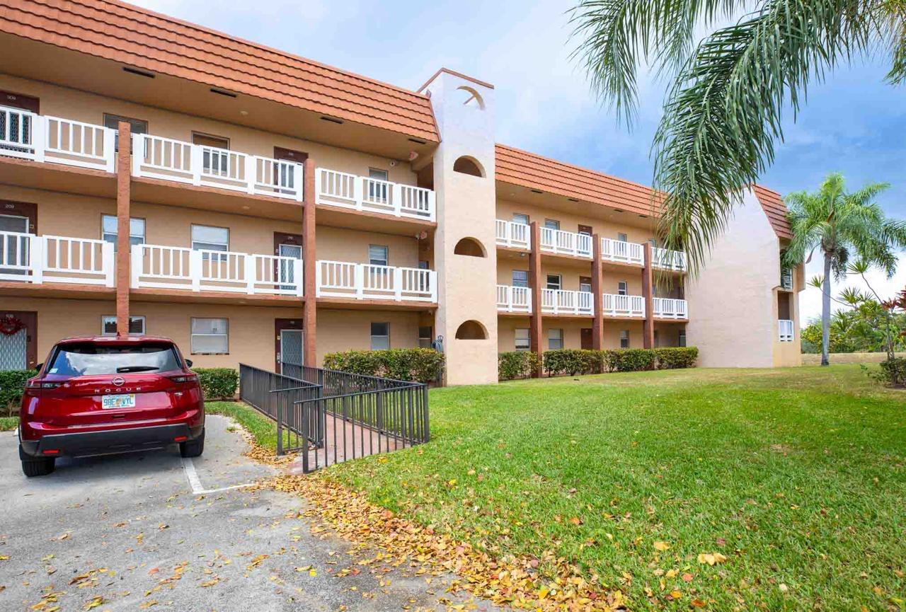Foto de propiedad en 9041 Sunrise Lakes Boulevard 111, Sunrise, FL 33322 Sunrise con MLS# 