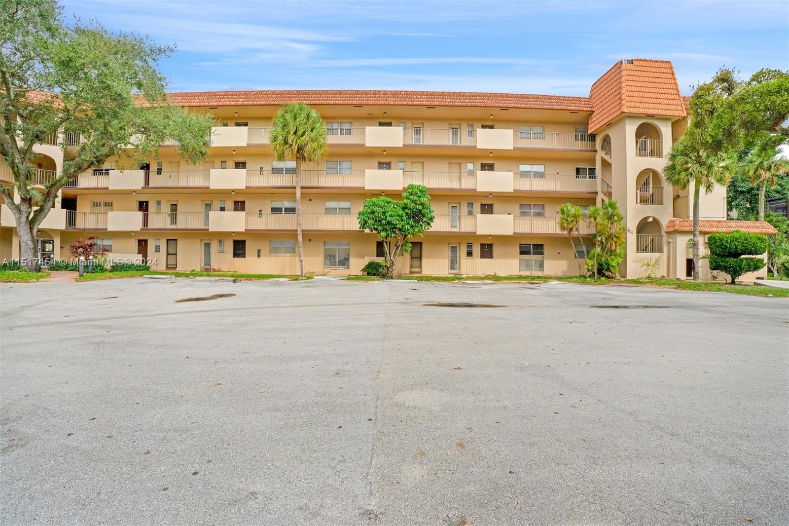 Foto de propiedad en 6200 S Falls Cir Drive 310, Lauderhill, FL 33319 Lauderhill con MLS# 