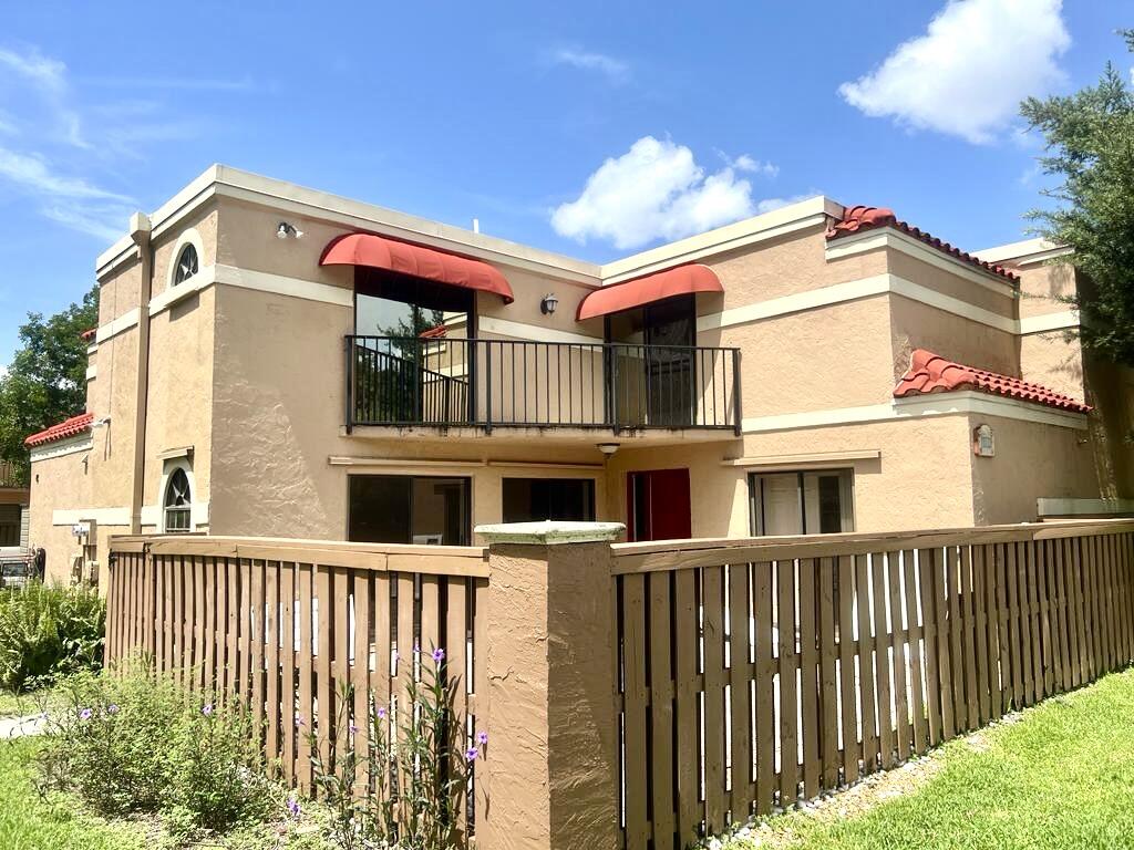 Foto de propiedad en 8104 Severn Drive B, Boca Raton, FL 33433 Boca Raton con MLS# 
