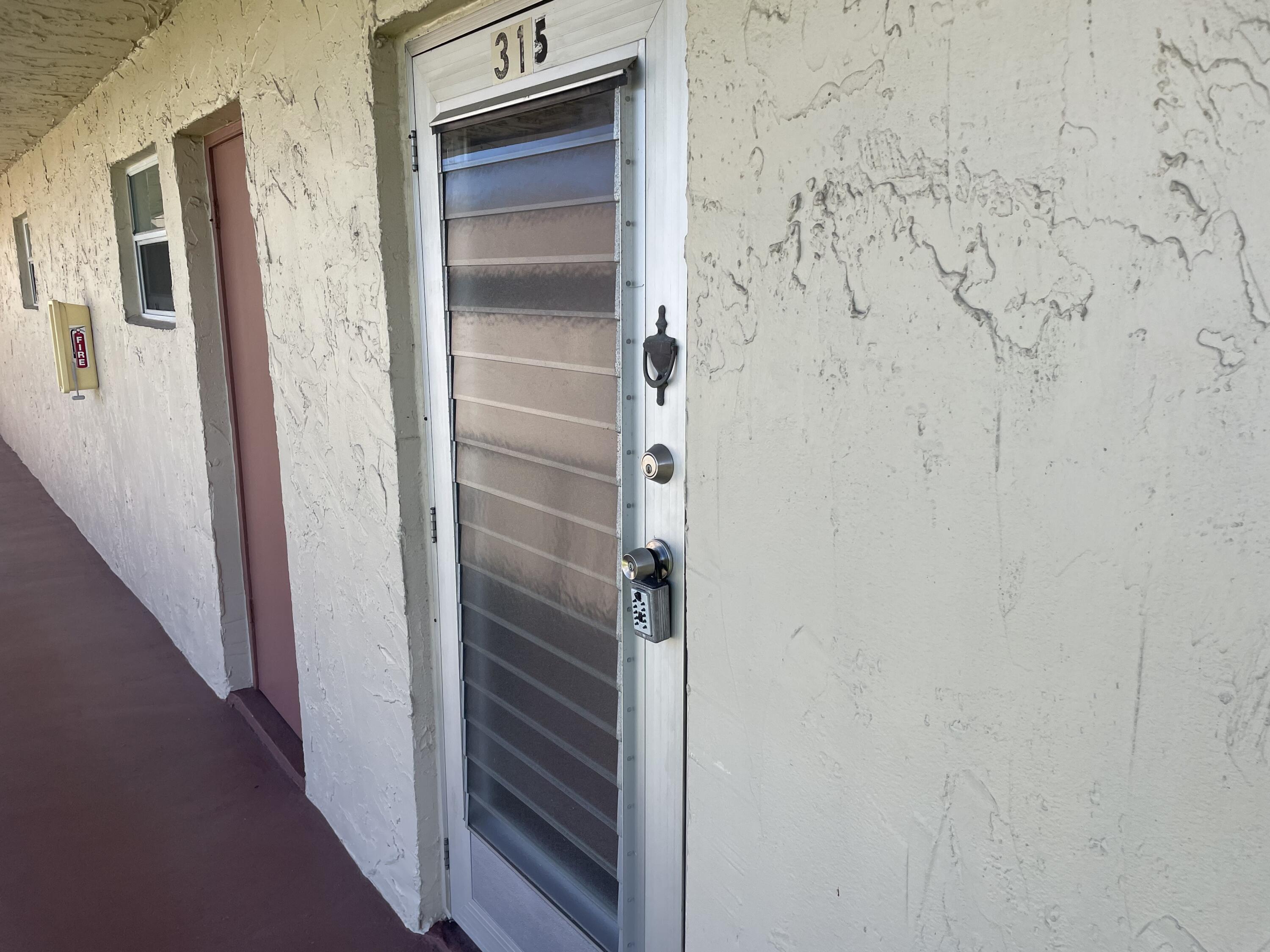 Foto de propiedad en 705 Lori Drive 315, Palm Springs, FL 33461 Palm Springs con MLS# 