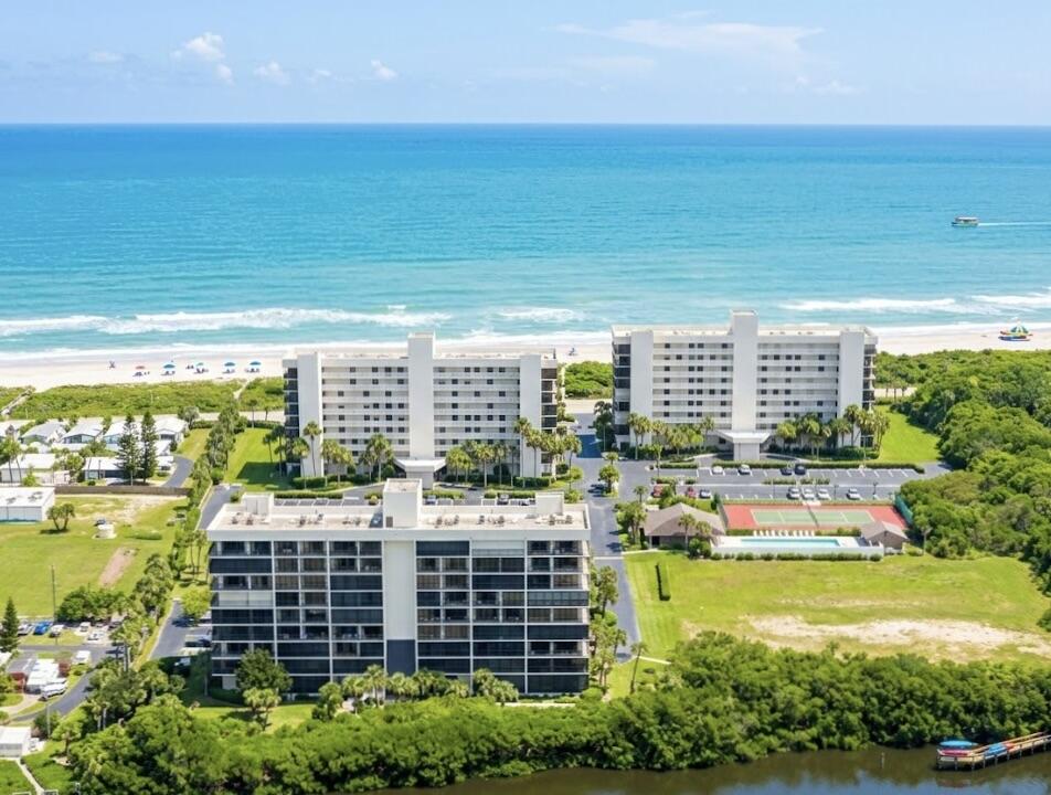 Foto de propiedad en 5055 N Highway A1a 903, Hutchinson Island, FL 34949 Hutchinson Island con MLS# 