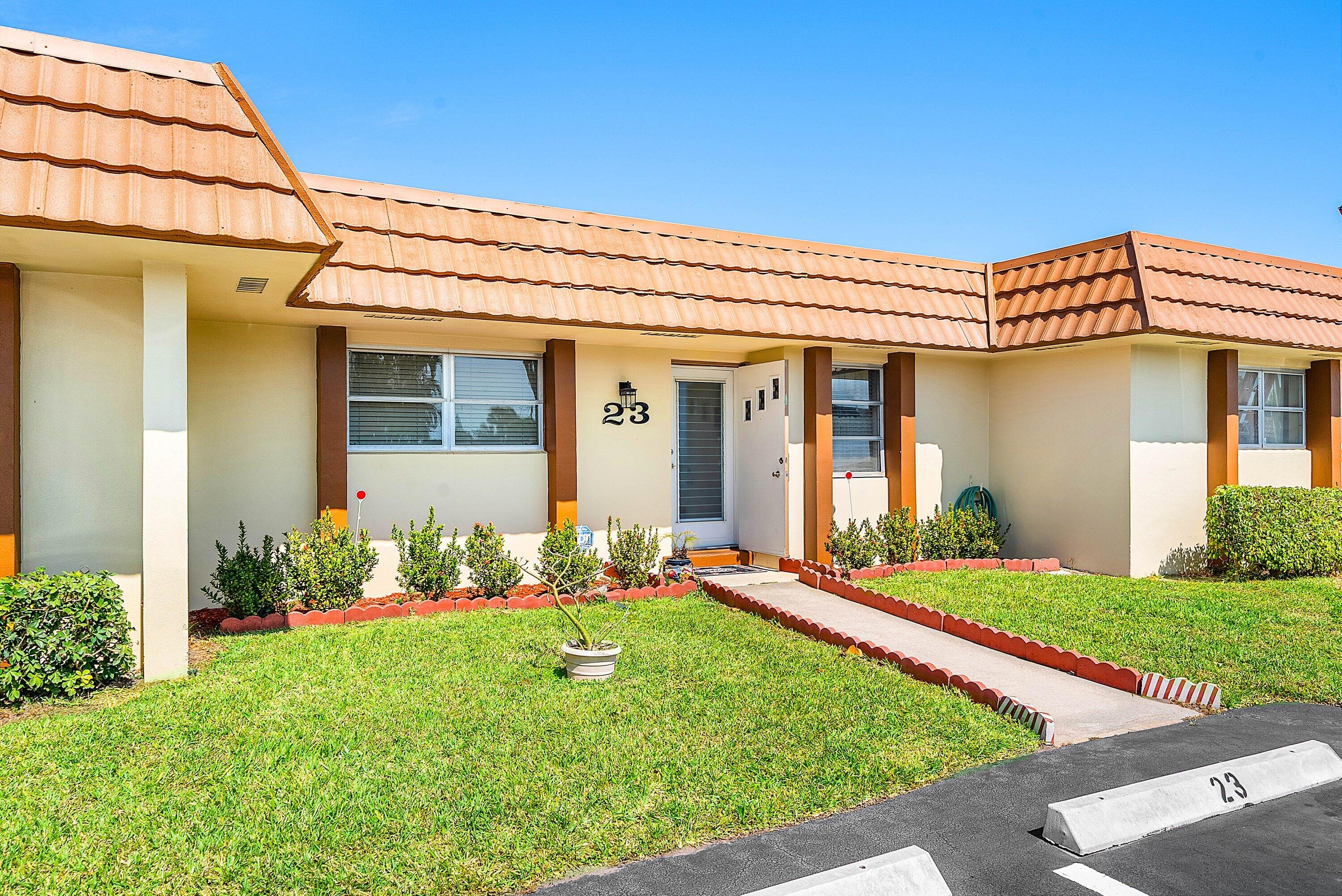Foto de propiedad en 5730 Fernley Drive E 23, West Palm Beach, FL 33415 West Palm Beach con MLS# 