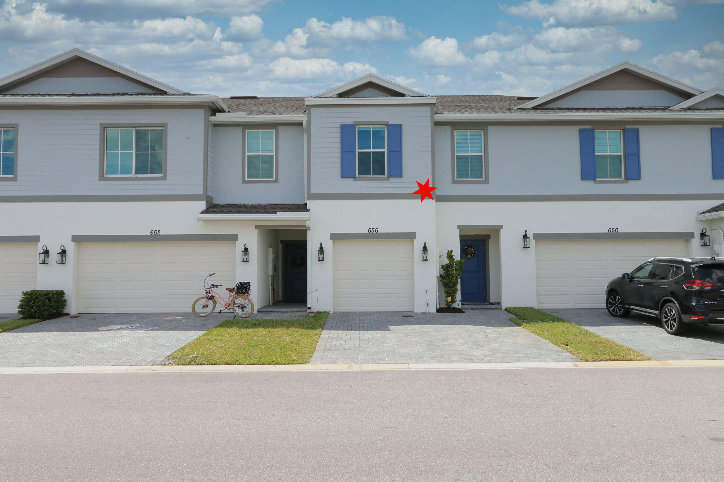 Foto de propiedad en 656 NE Waters Edge Lane, Port St. Lucie, FL 34983 Port St. Lucie con MLS# 