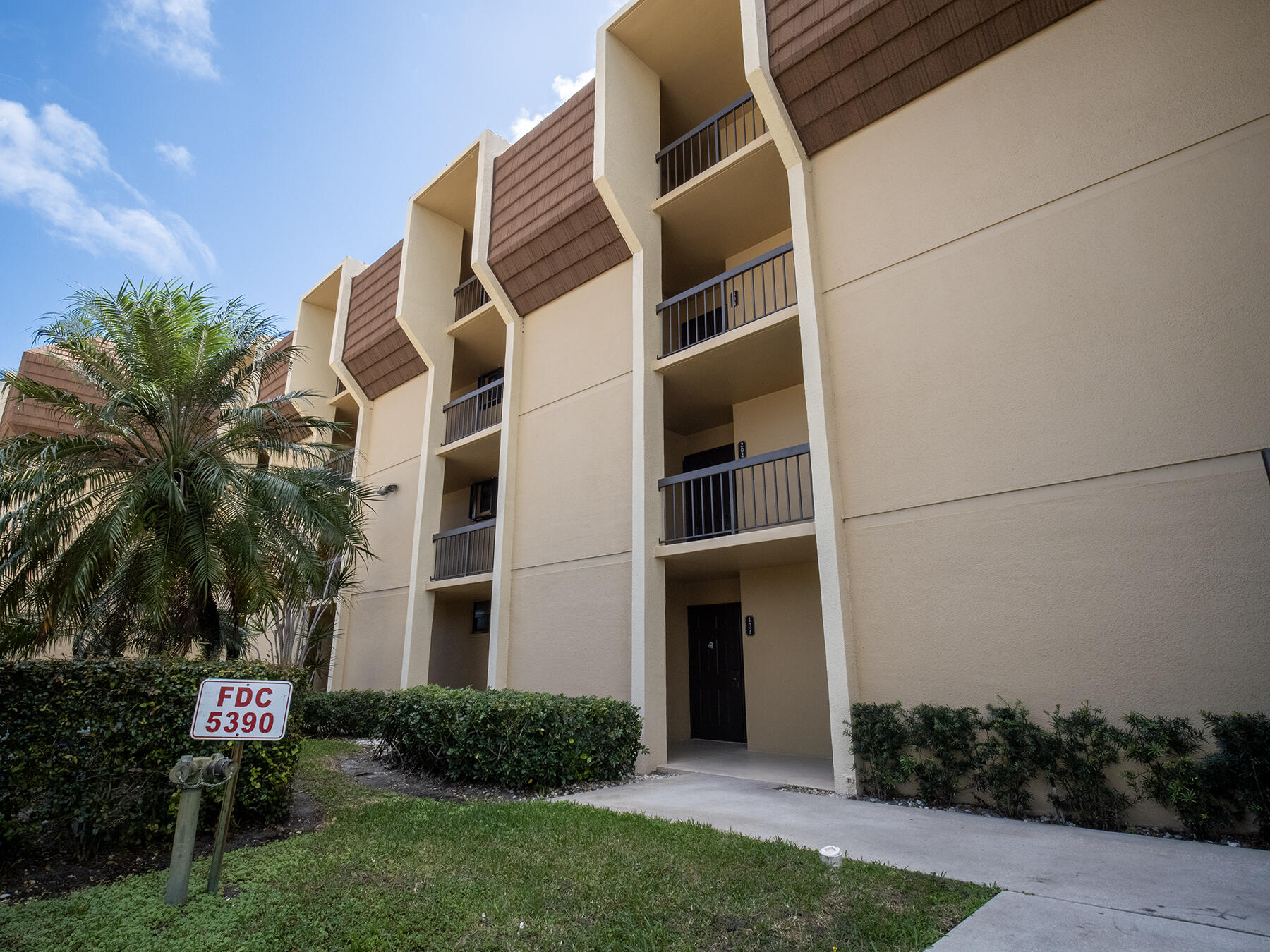 Foto de propiedad en 5390 Woodland Lakes Drive 104, Palm Beach Gardens, FL 33418 Palm Beach Gardens con MLS# 