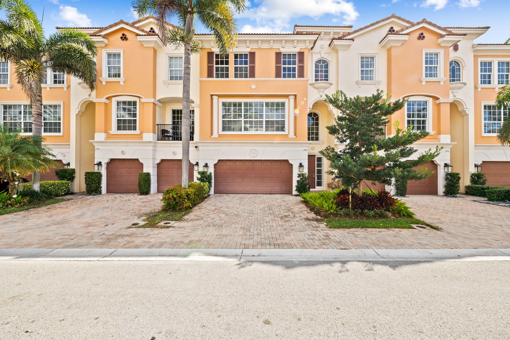 Foto de propiedad en 5580 NE Trieste Terrace, Boca Raton, FL 33487 Boca Raton con MLS# 