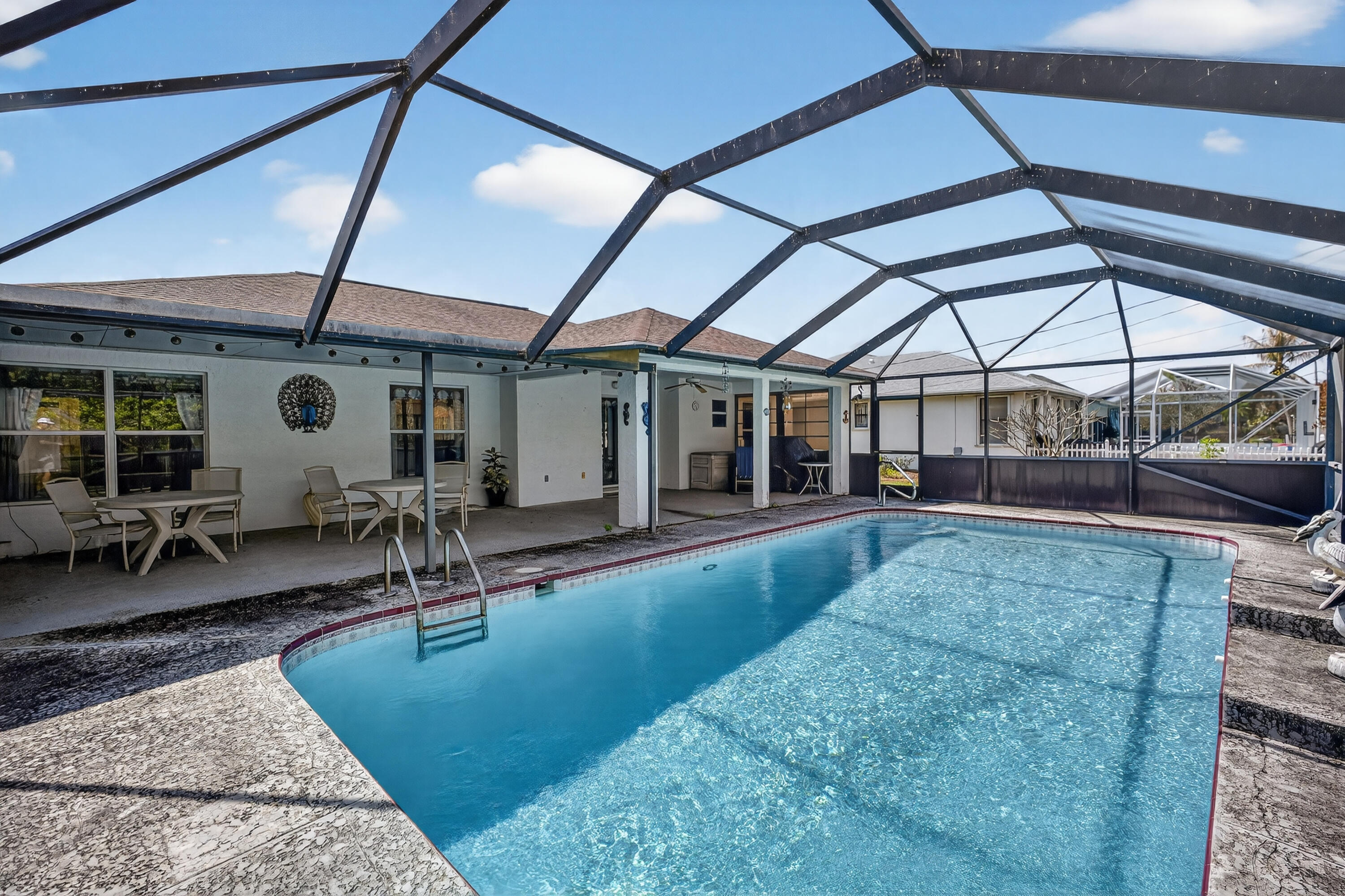 Foto de propiedad en 459 SE Nome Drive, Port St. Lucie, FL 34984 Port St. Lucie con MLS# 