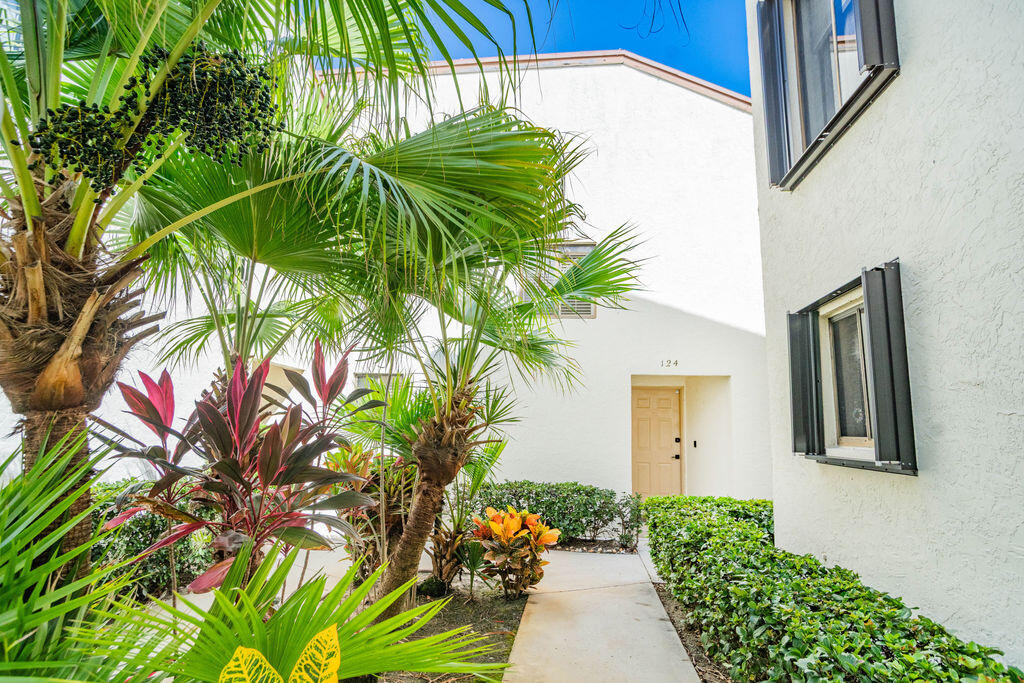 Foto de propiedad en 950 S Kanner Highway 124, Stuart, FL 34994 Stuart con MLS# 