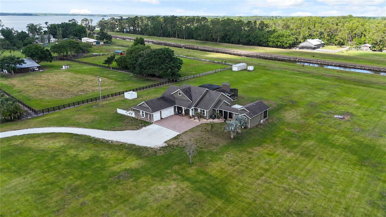 Foto de propiedad en 4901 MANOR HOUSE LN ST CLOUD con MLS# R4911242