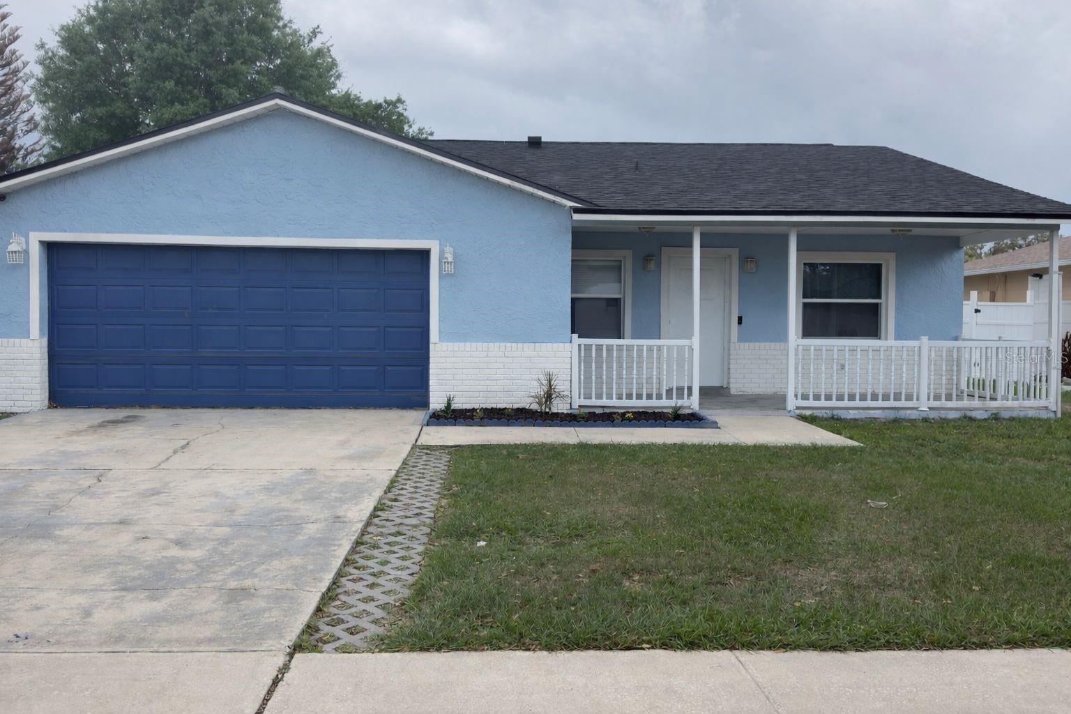 Foto de propiedad en 1420 MYRNA LN KISSIMMEE con MLS# S5145932