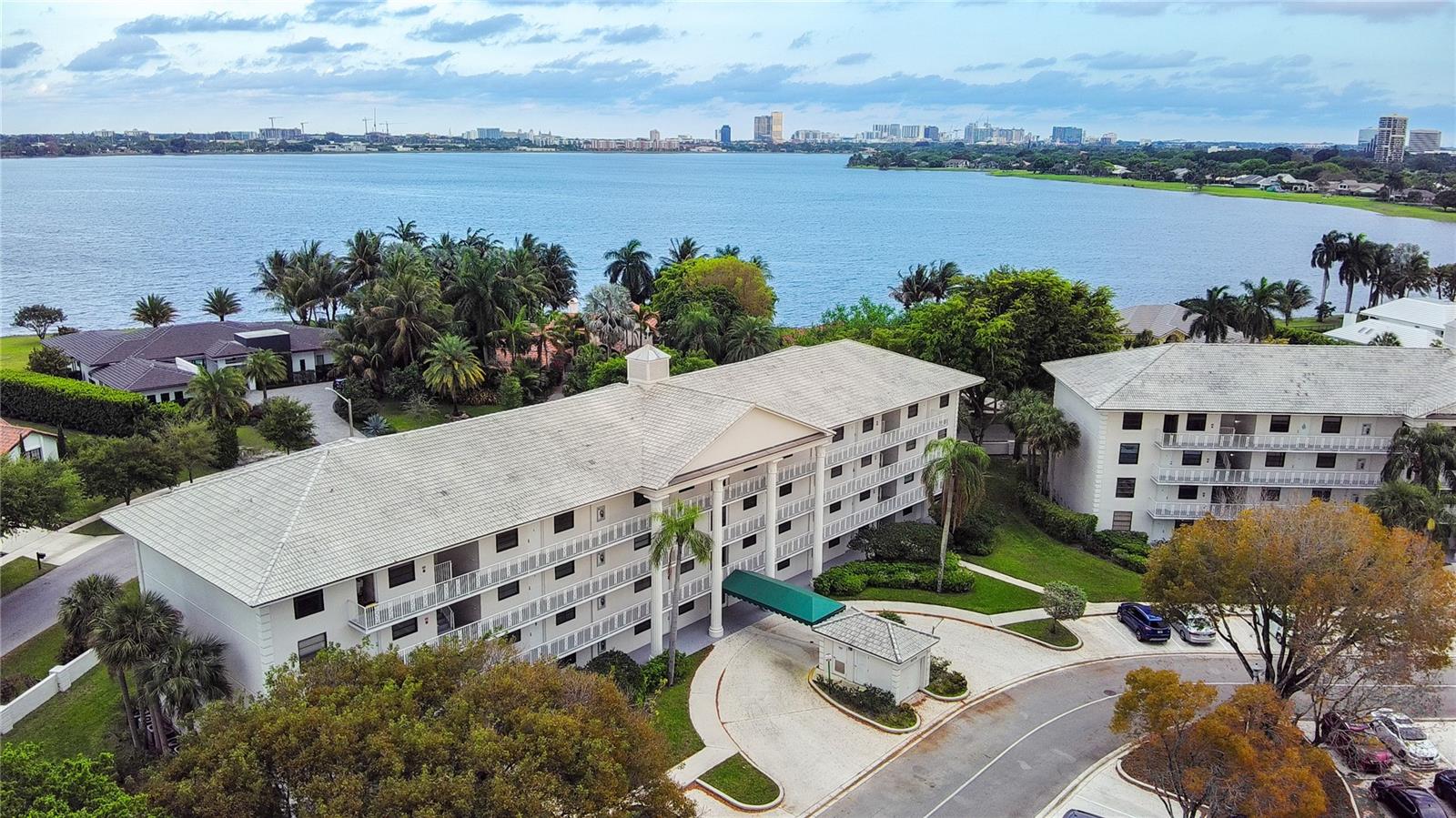 Foto de propiedad en 3635 WHITEHALL DR #401 WEST PALM BEACH con MLS# S5147100
