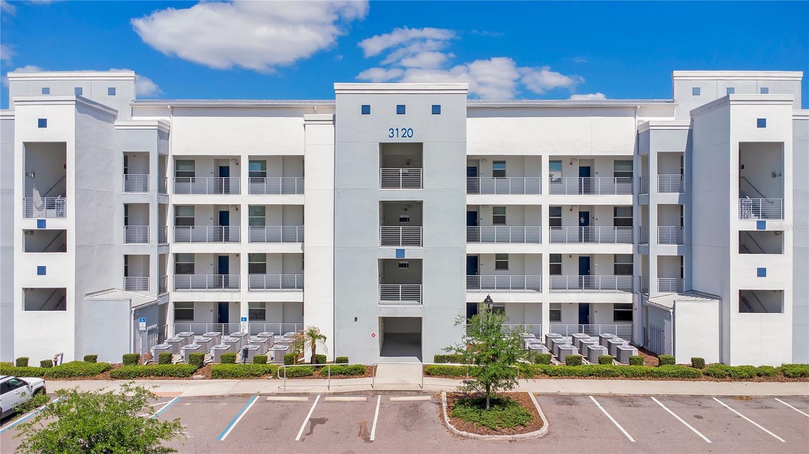 Foto de propiedad en 3120 PARADOX CIR #204 KISSIMMEE con MLS# S5147912