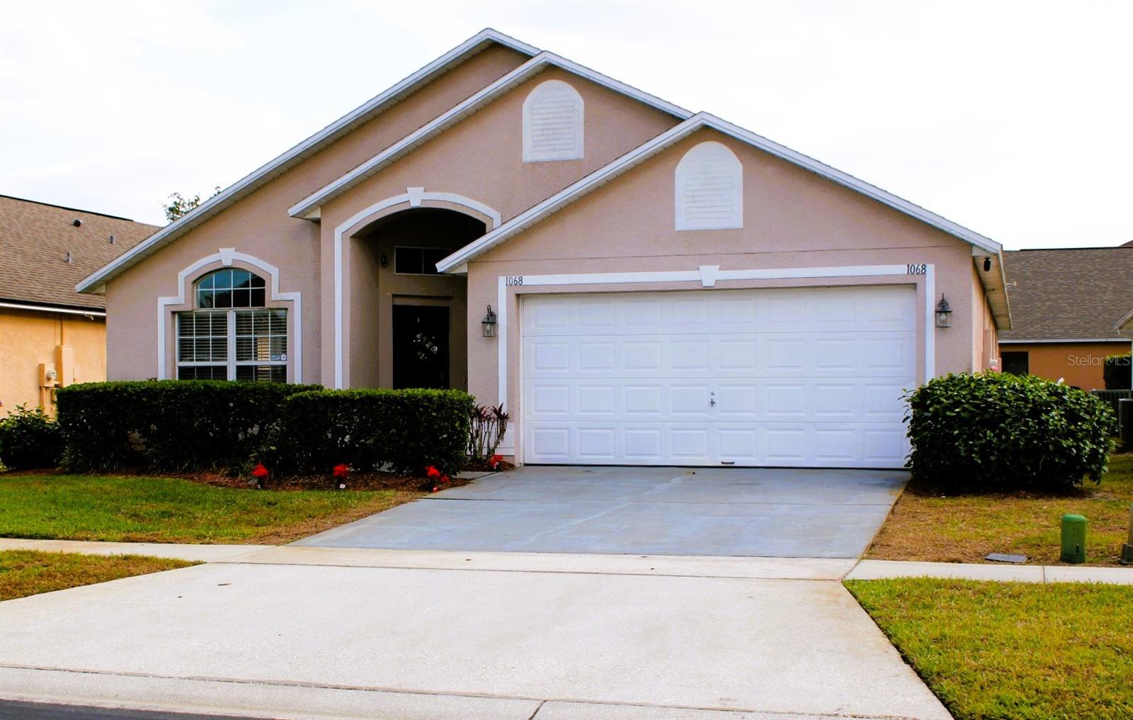 En Venta 1068 LAKE BERKLEY DR, KISSIMMEE, FL 34746