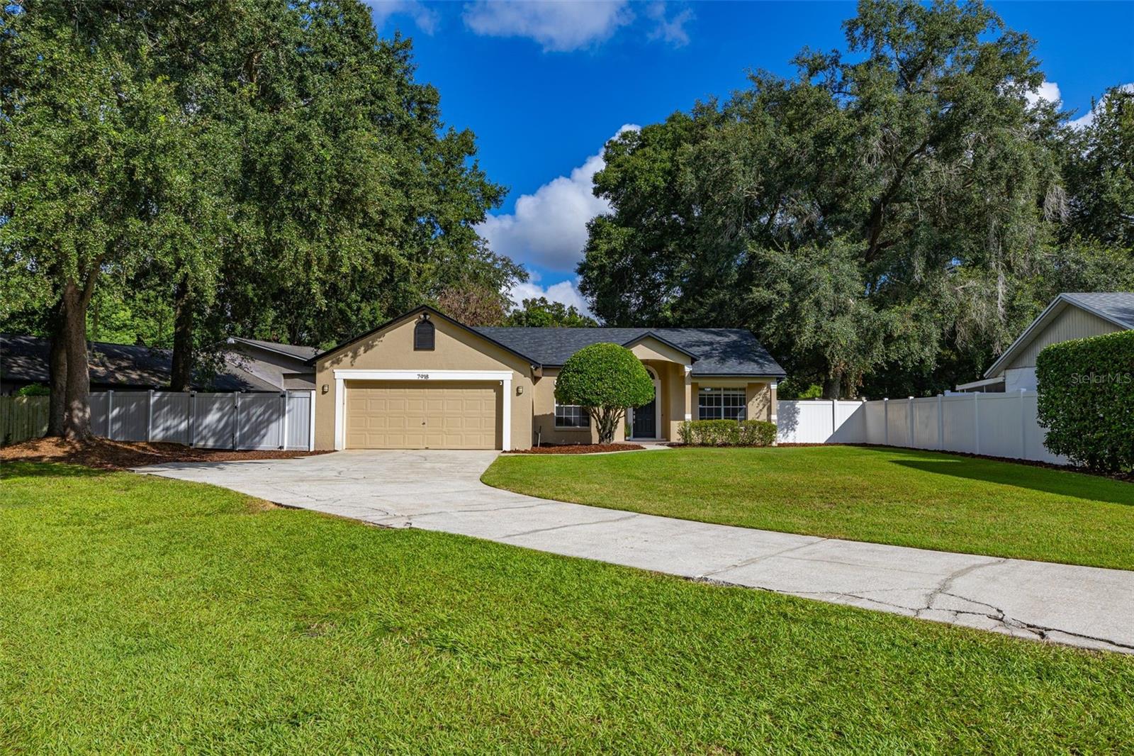 En Venta 7918 LAKESIDE WOODS DR, ORLANDO, FL 32810